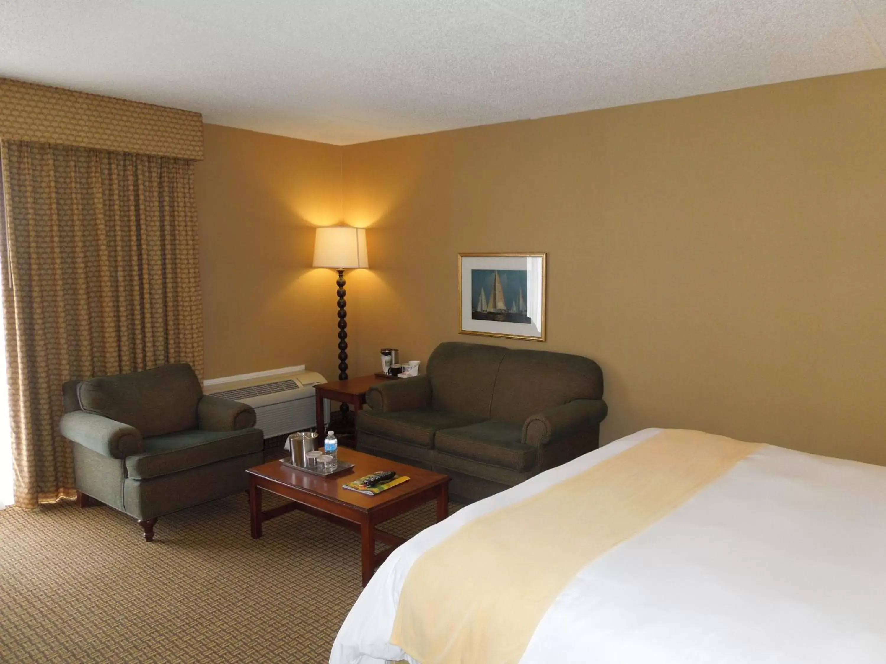 Bedroom, Seating Area in Radisson Cleveland Airport