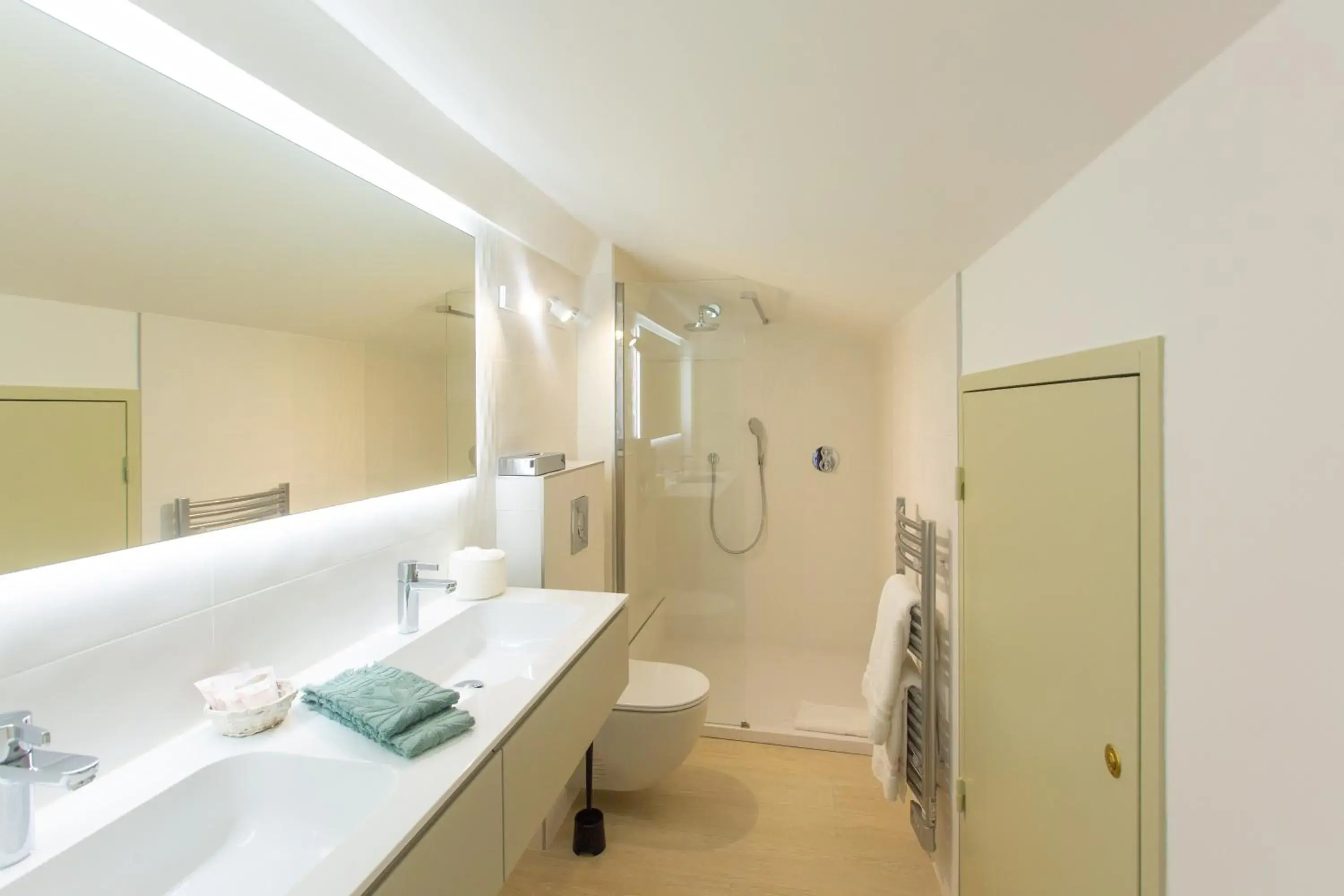 Shower, Bathroom in Hotel les Armoiries