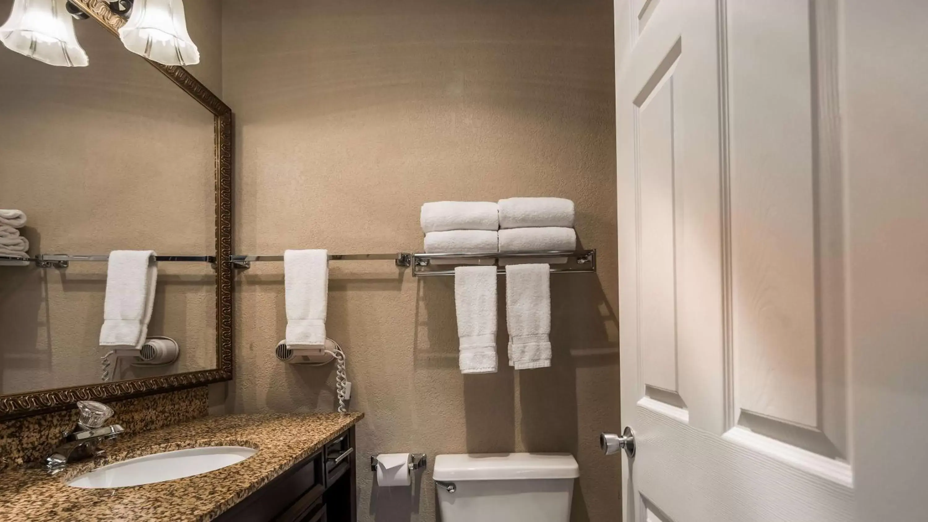 Photo of the whole room, Bathroom in Best Western Salbasgeon Inn & Suites