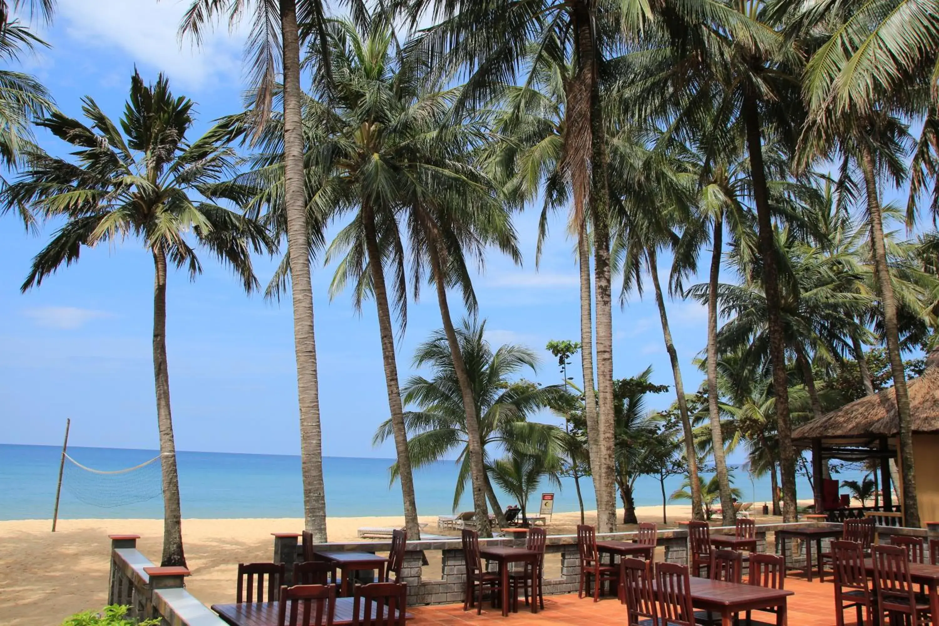Restaurant/places to eat, Beach in Sea Star Resort