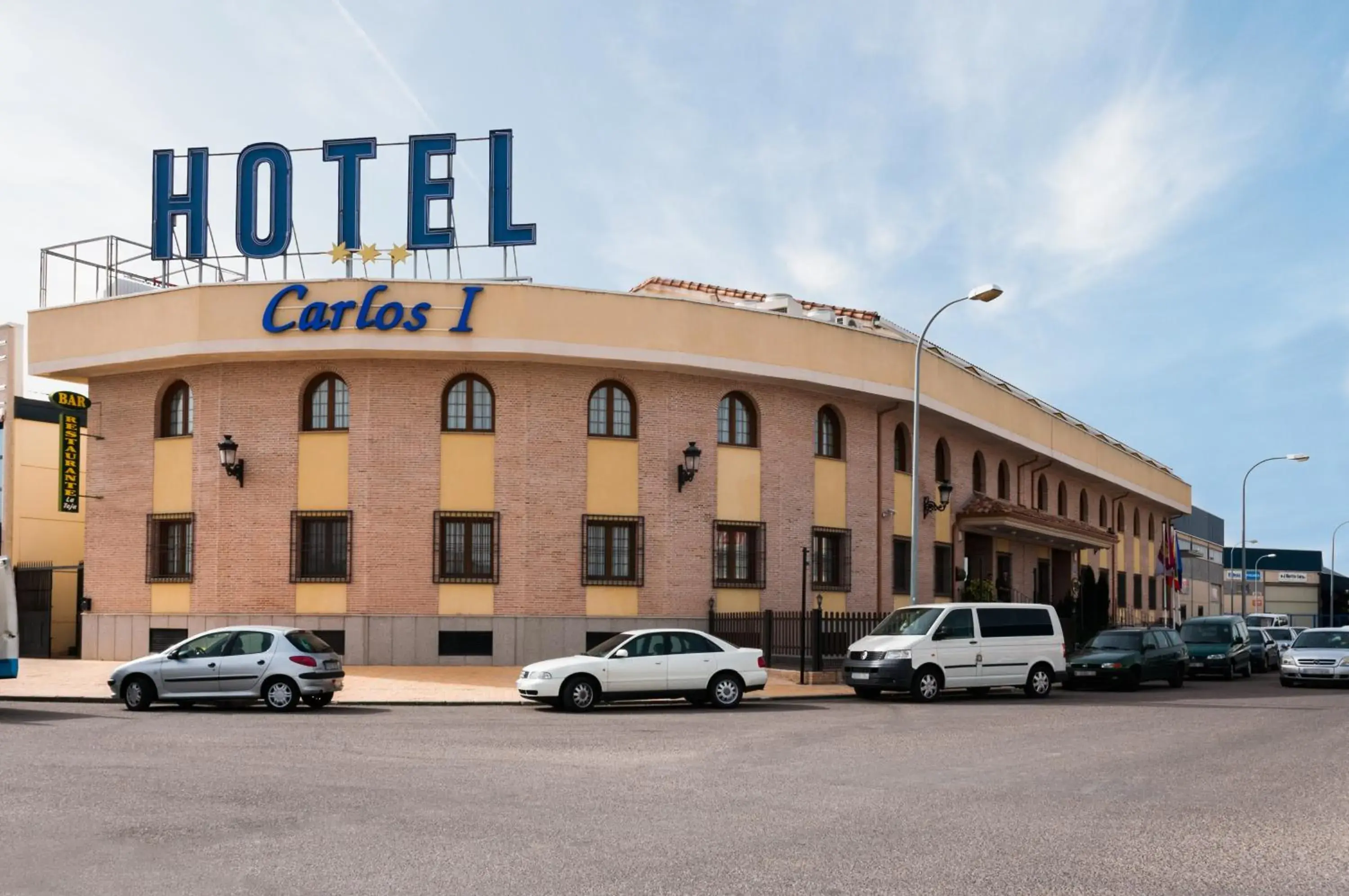 Facade/entrance in Carlos I Toledo