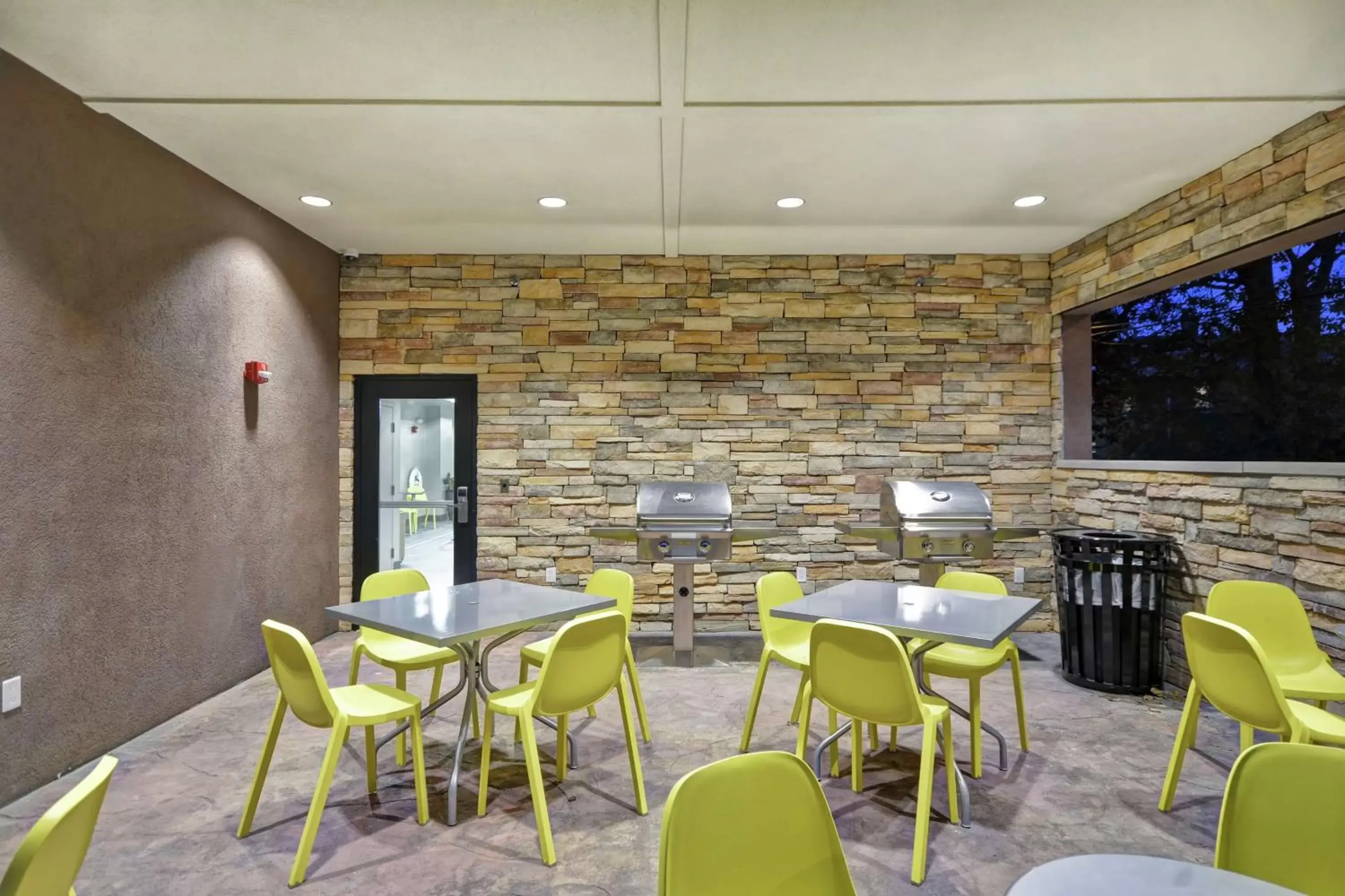Patio, Restaurant/Places to Eat in Home2 Suites By Hilton Carbondale