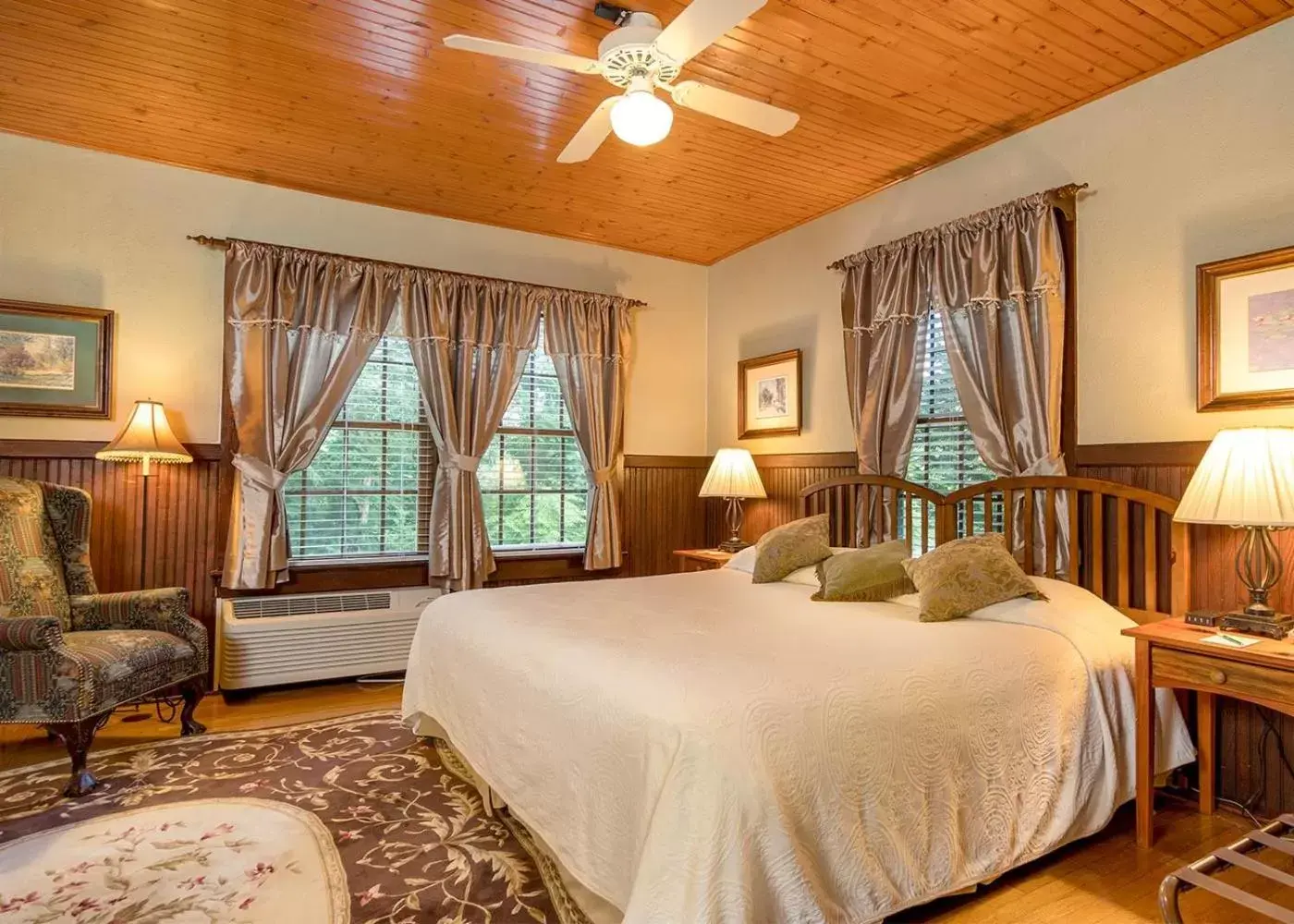 Photo of the whole room, Bed in Highland Lake Inn & Resort - Flat Rock