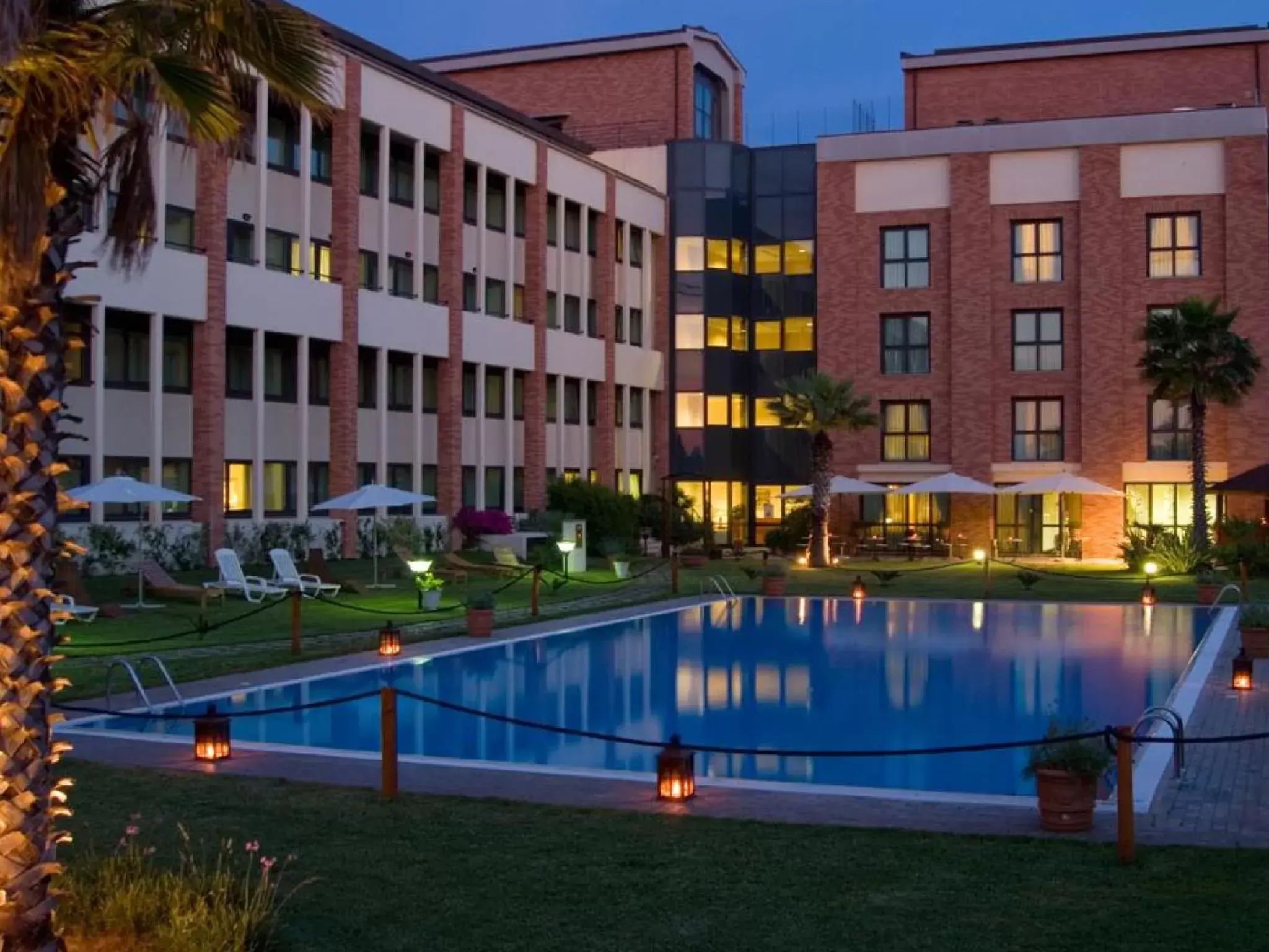 Property building, Swimming Pool in Mercure Leonardo da Vinci Rome Airport