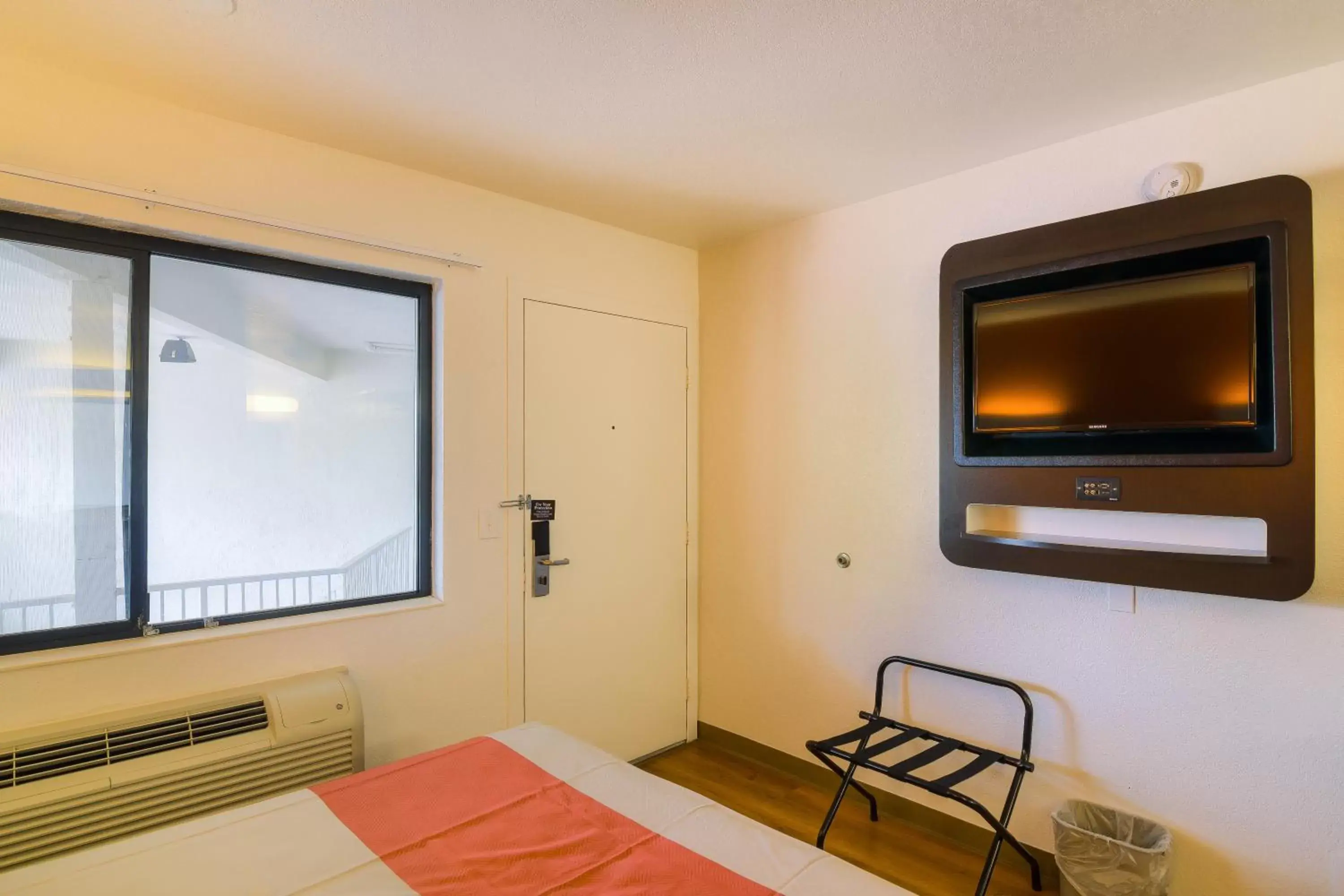 Bedroom, TV/Entertainment Center in Motel 6-Camarillo, CA