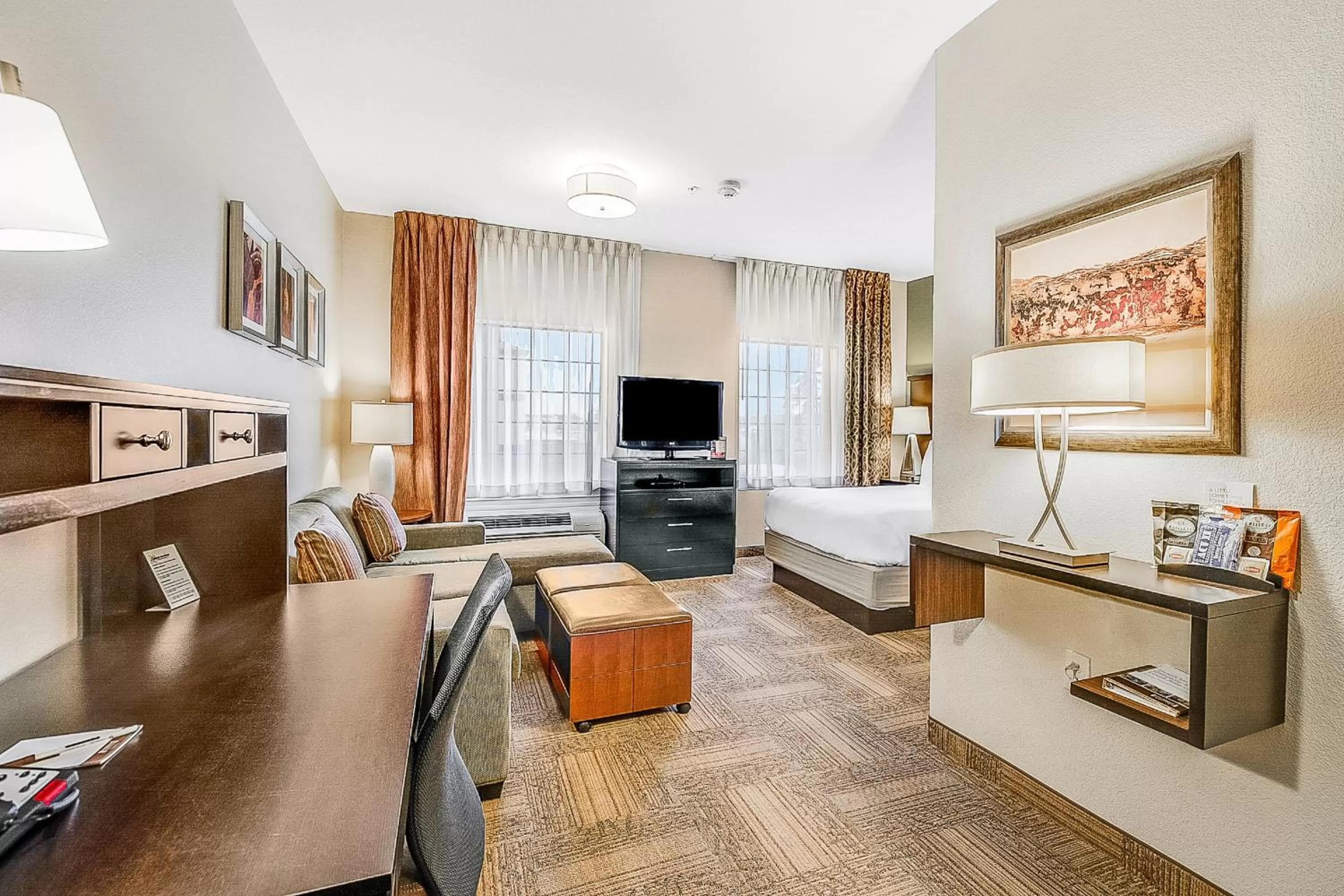 Photo of the whole room, Bed in Staybridge Suites Longview by IHG