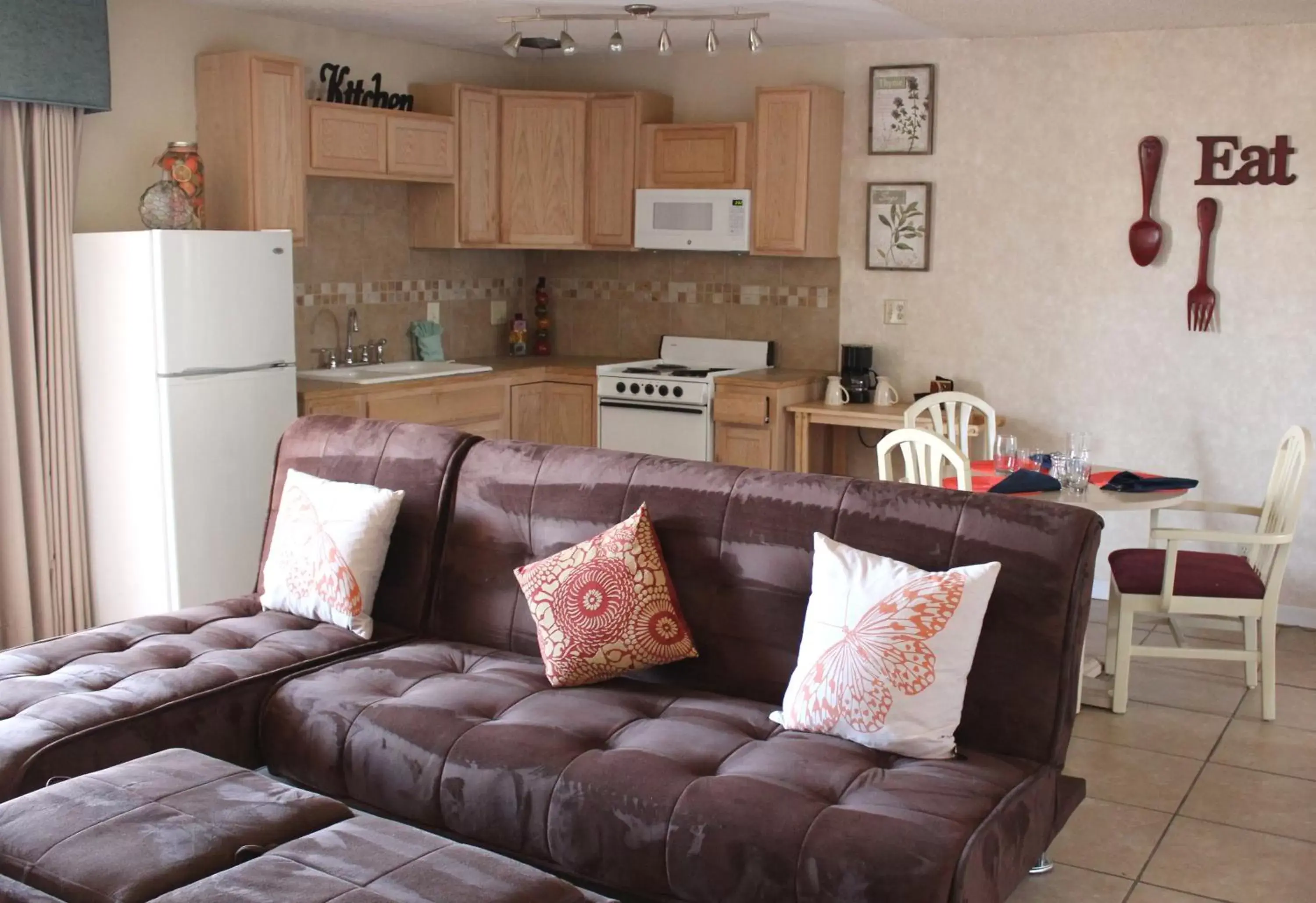 Kitchen or kitchenette, Seating Area in The Inn at Deep Canyon