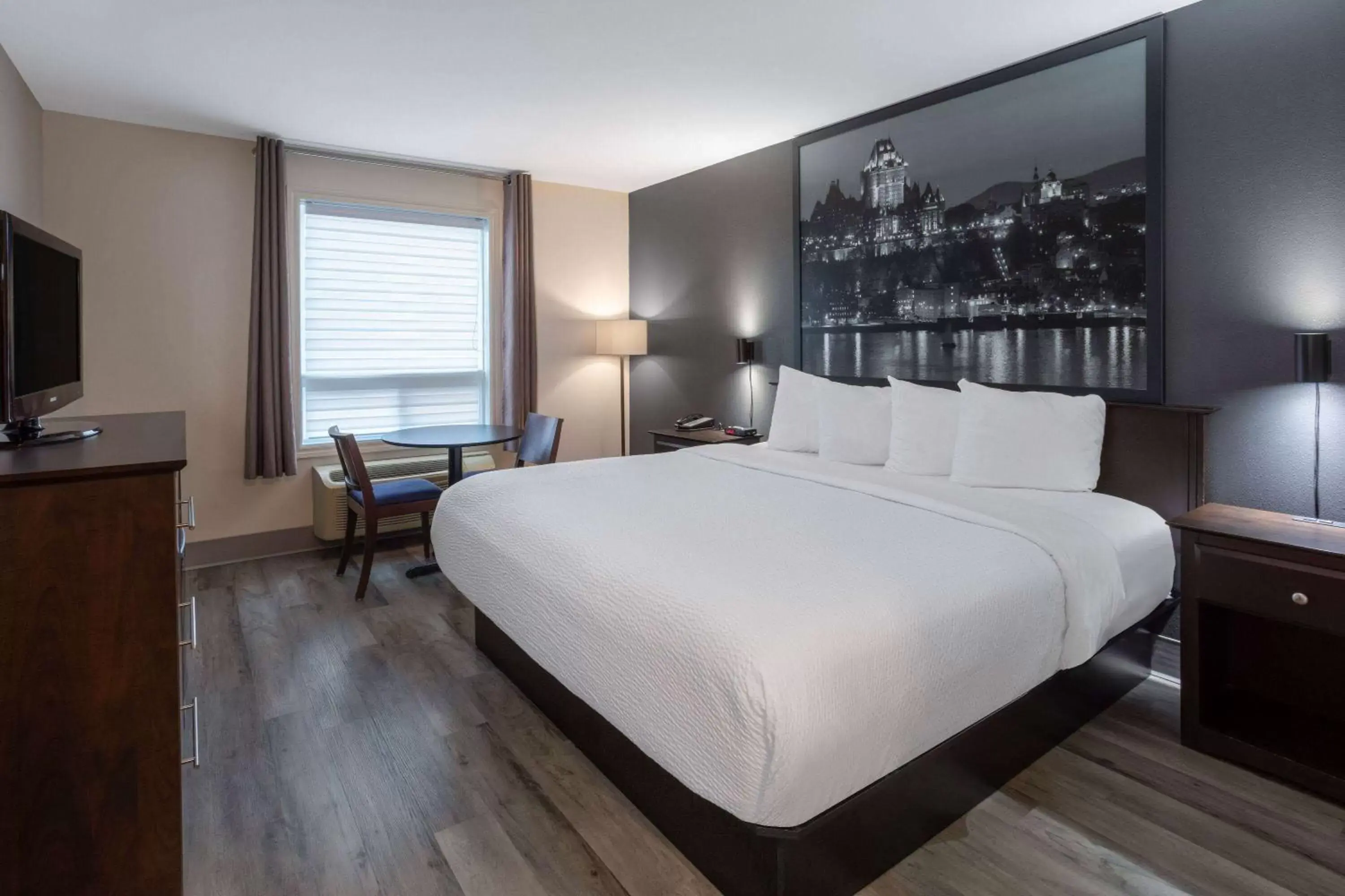 Photo of the whole room, Bed in Super 8 by Wyndham Quebec City