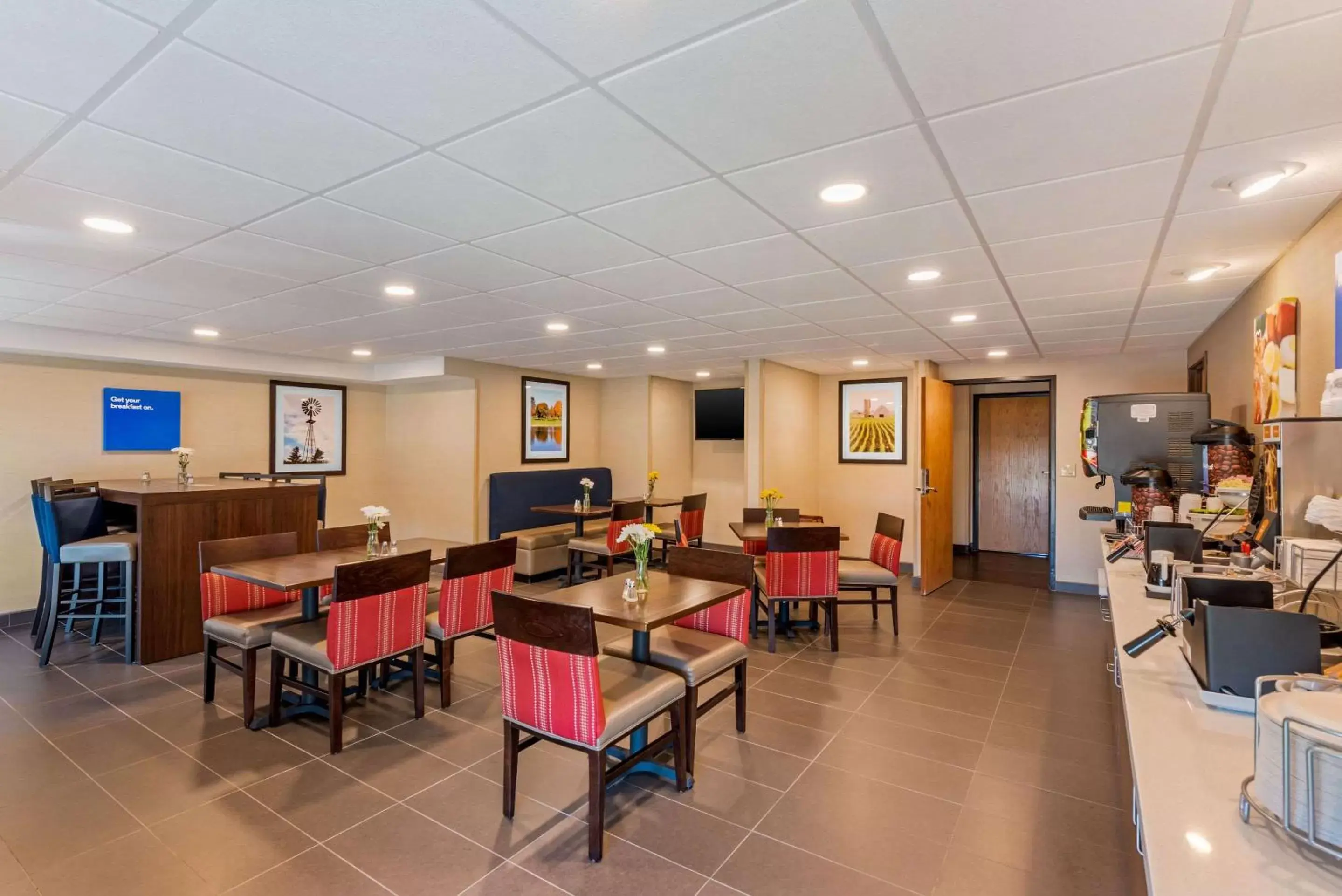 Restaurant/Places to Eat in Comfort Inn & Suites near Route 66 Award Winning Gold Hotel 2021