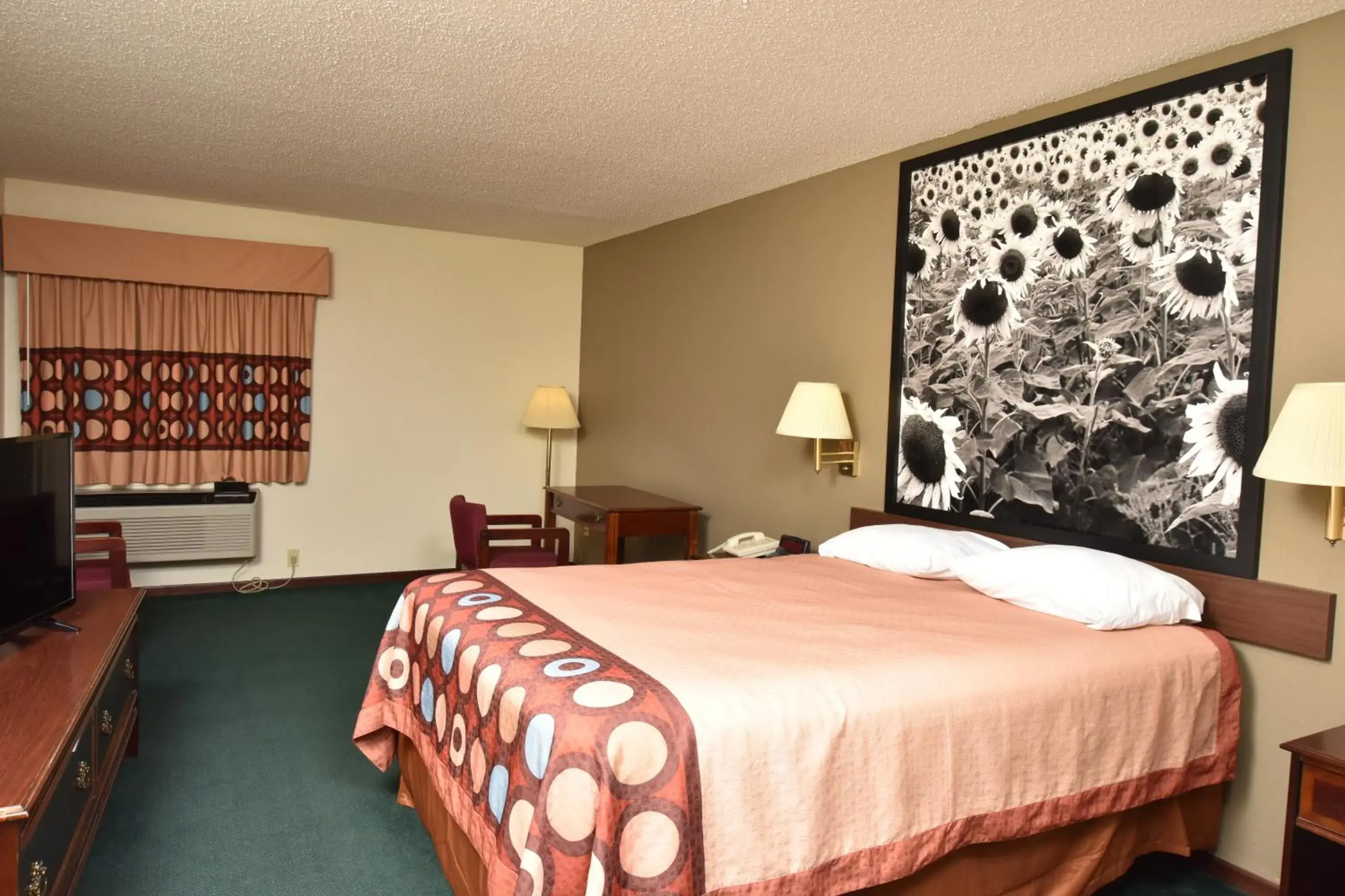 Photo of the whole room, Bed in Super 8 by Wyndham Springfield-Battlefield