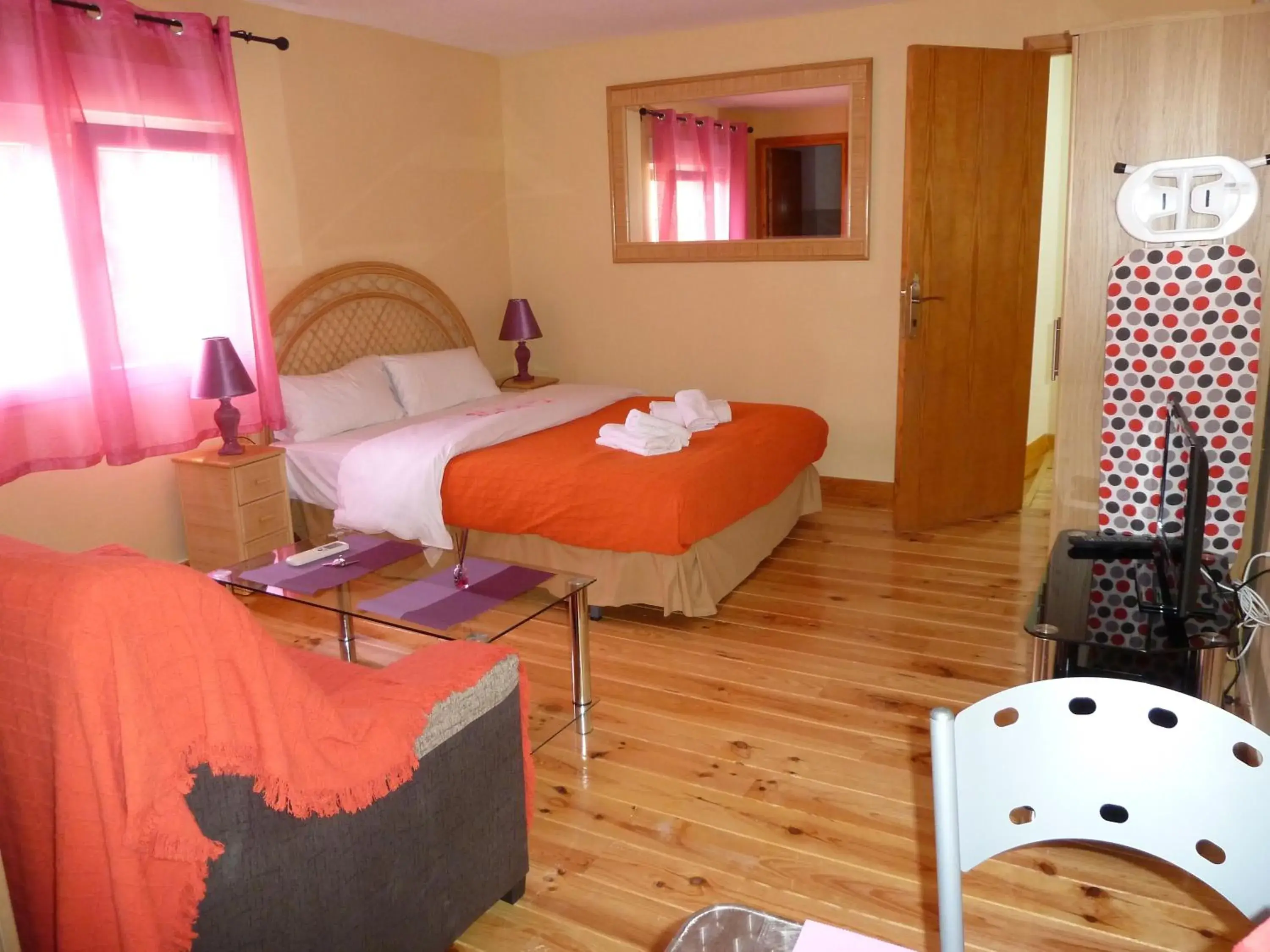 Living room, Bed in Aparthotel Carrio Sol - Monty´s