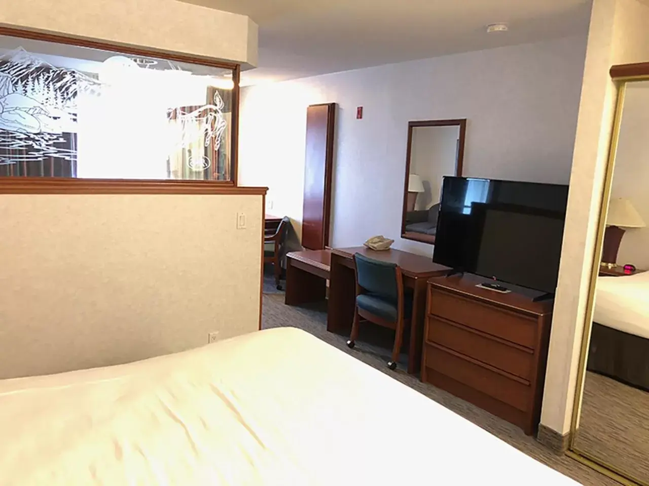 TV and multimedia, TV/Entertainment Center in Shilo Inn Suites Klamath Falls