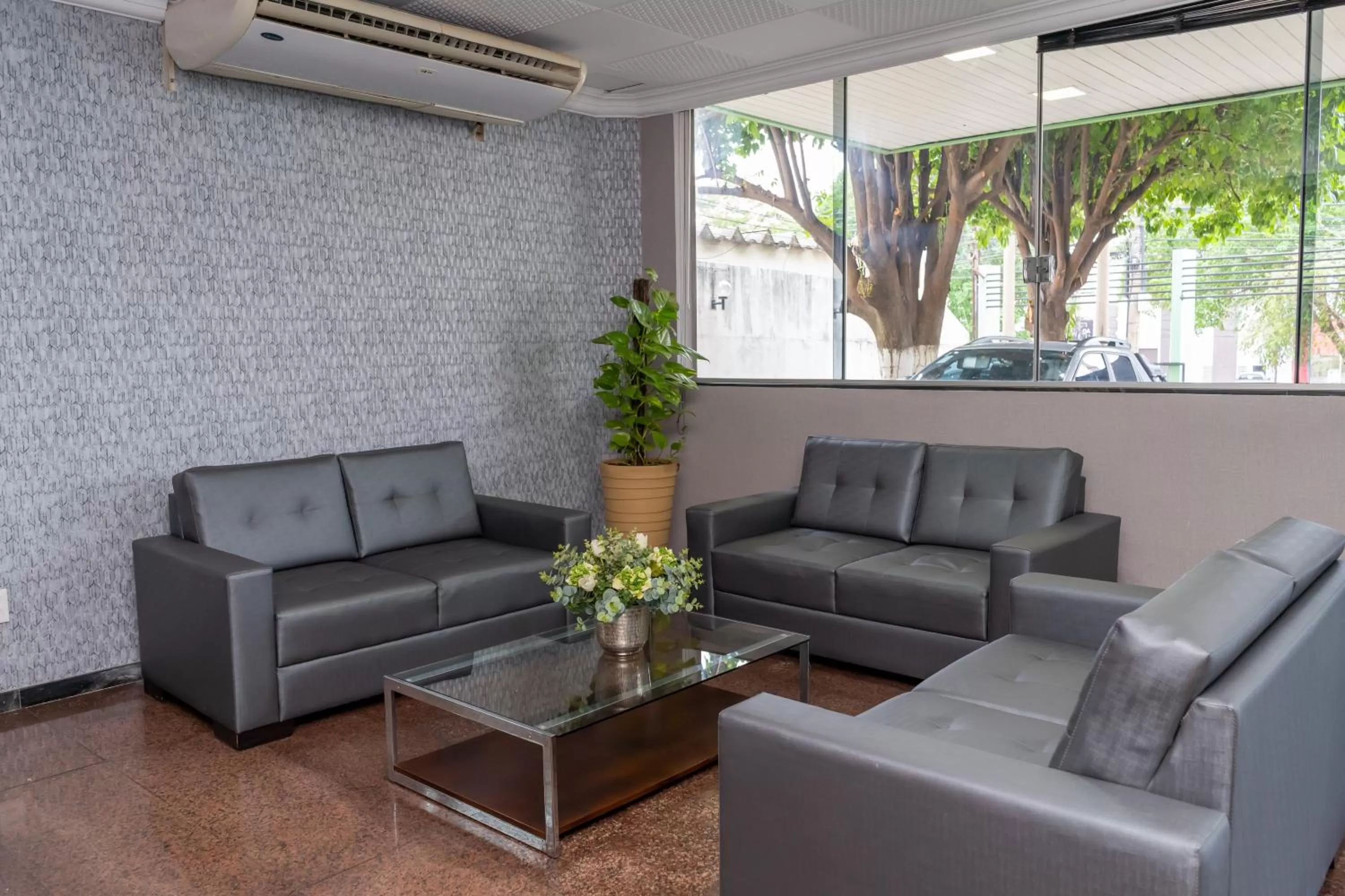 Communal lounge/ TV room in Bandeirantes Hotel