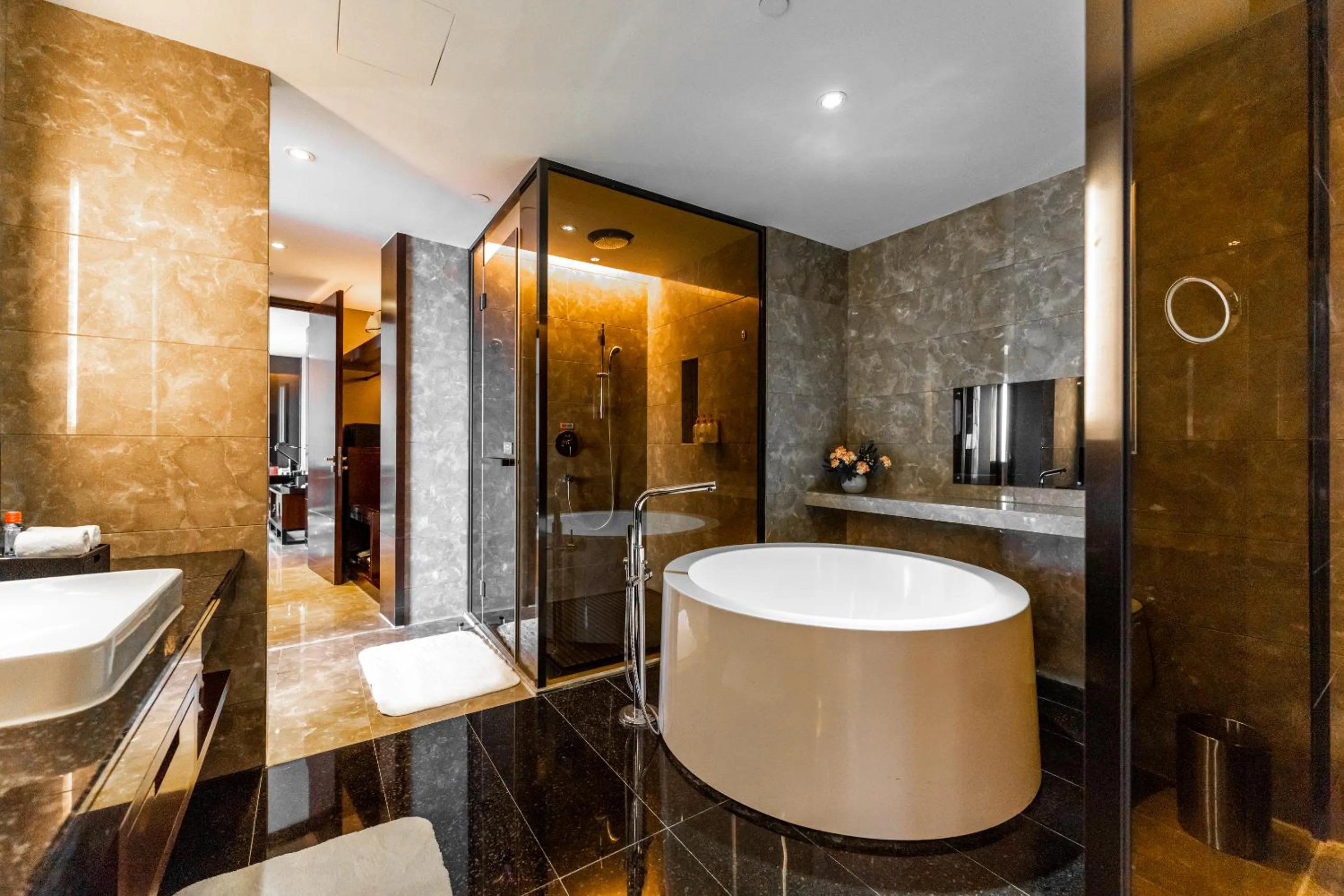 Bathroom in Crowne Plaza Huizhou by IHG