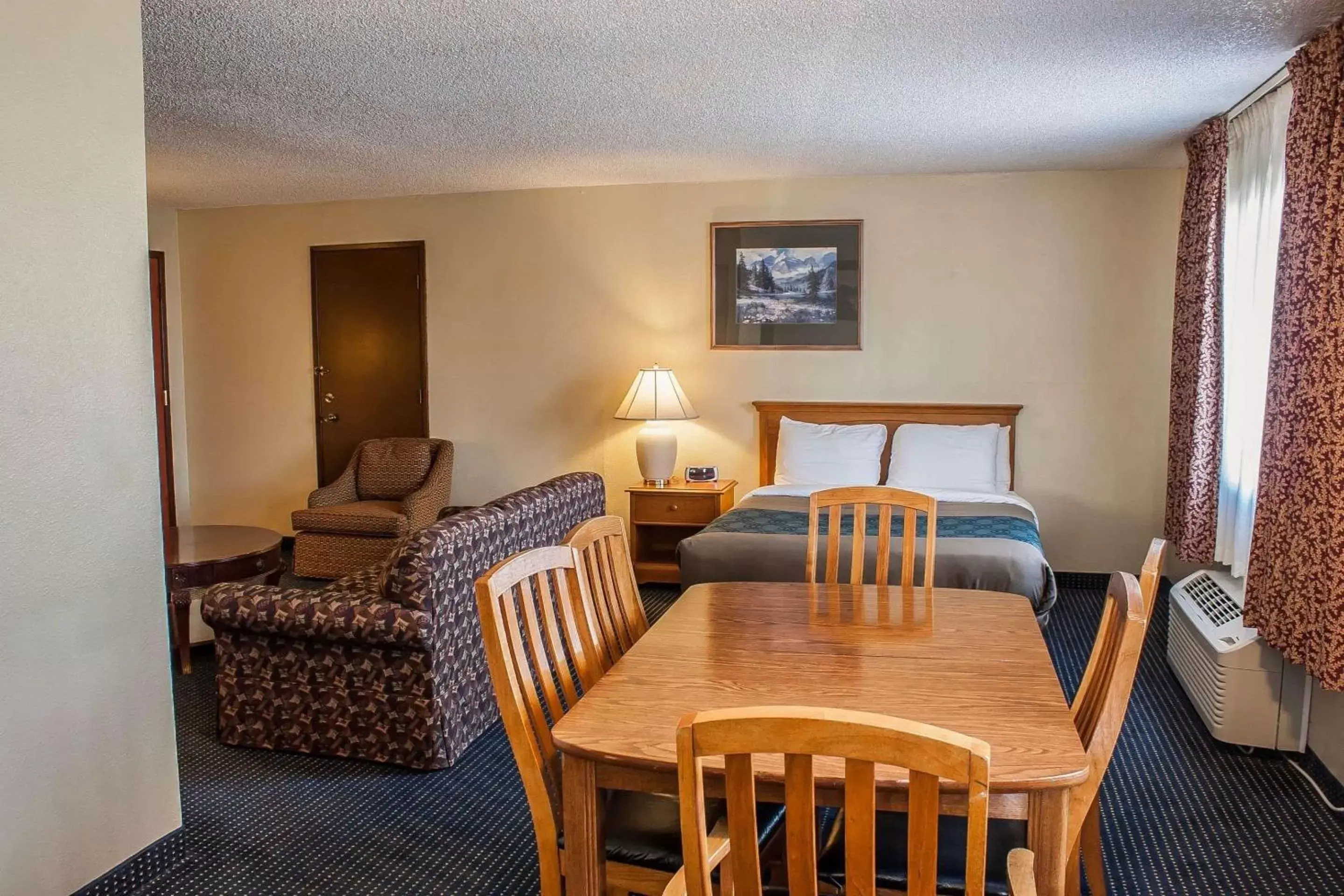 Photo of the whole room in Econo Lodge Inn & Suites Hoquiam