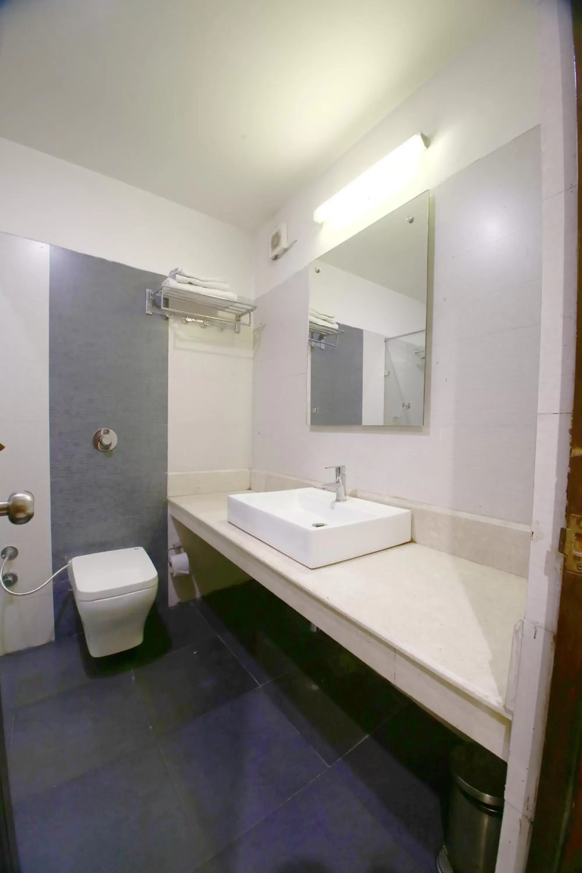 Toilet, Bathroom in Hotel Diamond Plaza