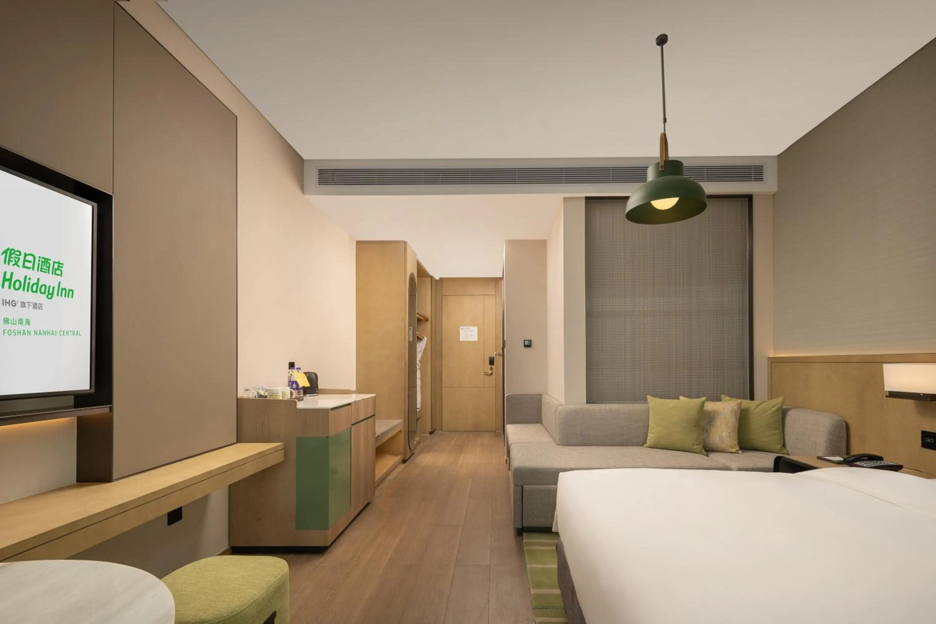 Photo of the whole room, Bed in Holiday Inn Foshan Nanhai Central by IHG