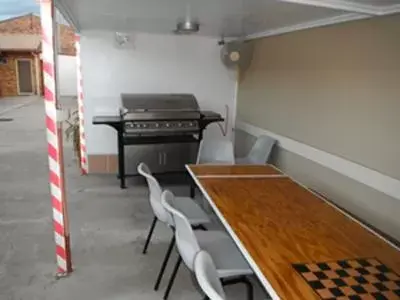 BBQ facilities, Dining Area in Bondi Motel