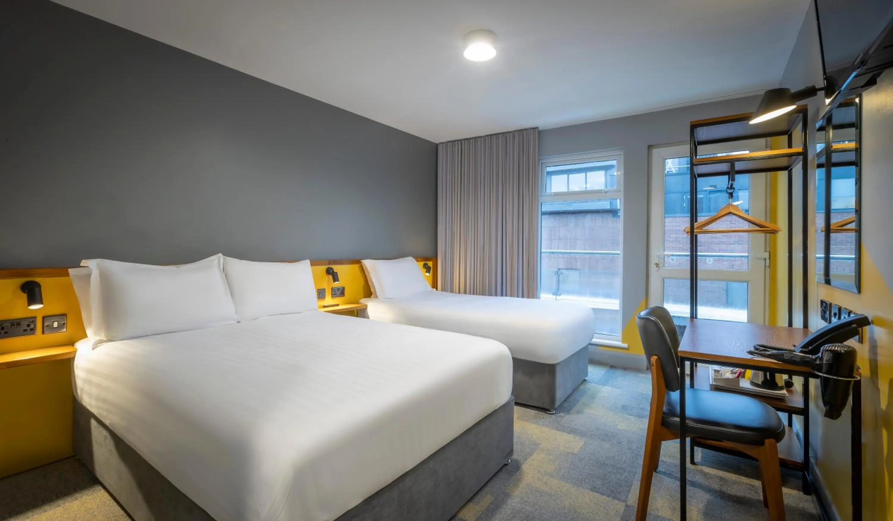 Balcony/Terrace, Bed in Fitzsimons Hotel Temple Bar