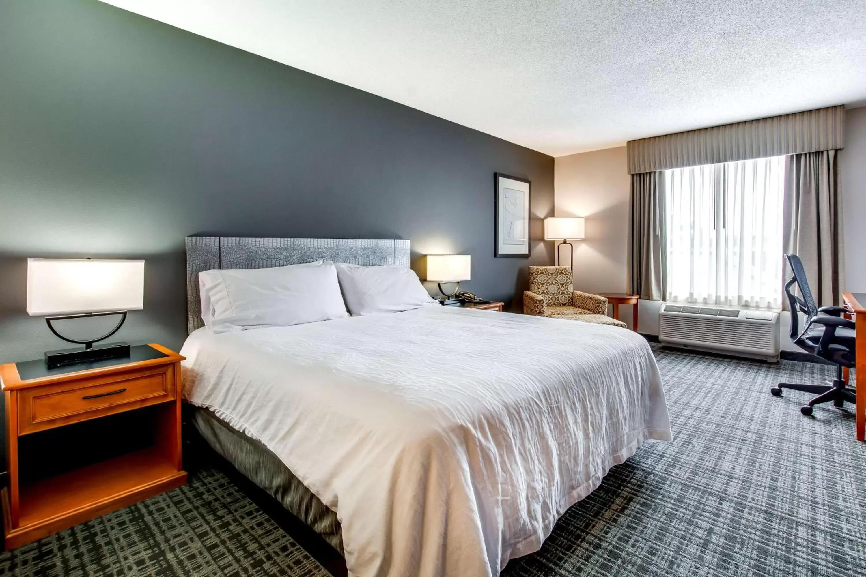 Bedroom, Bed in Hilton Garden Inn Louisville Airport