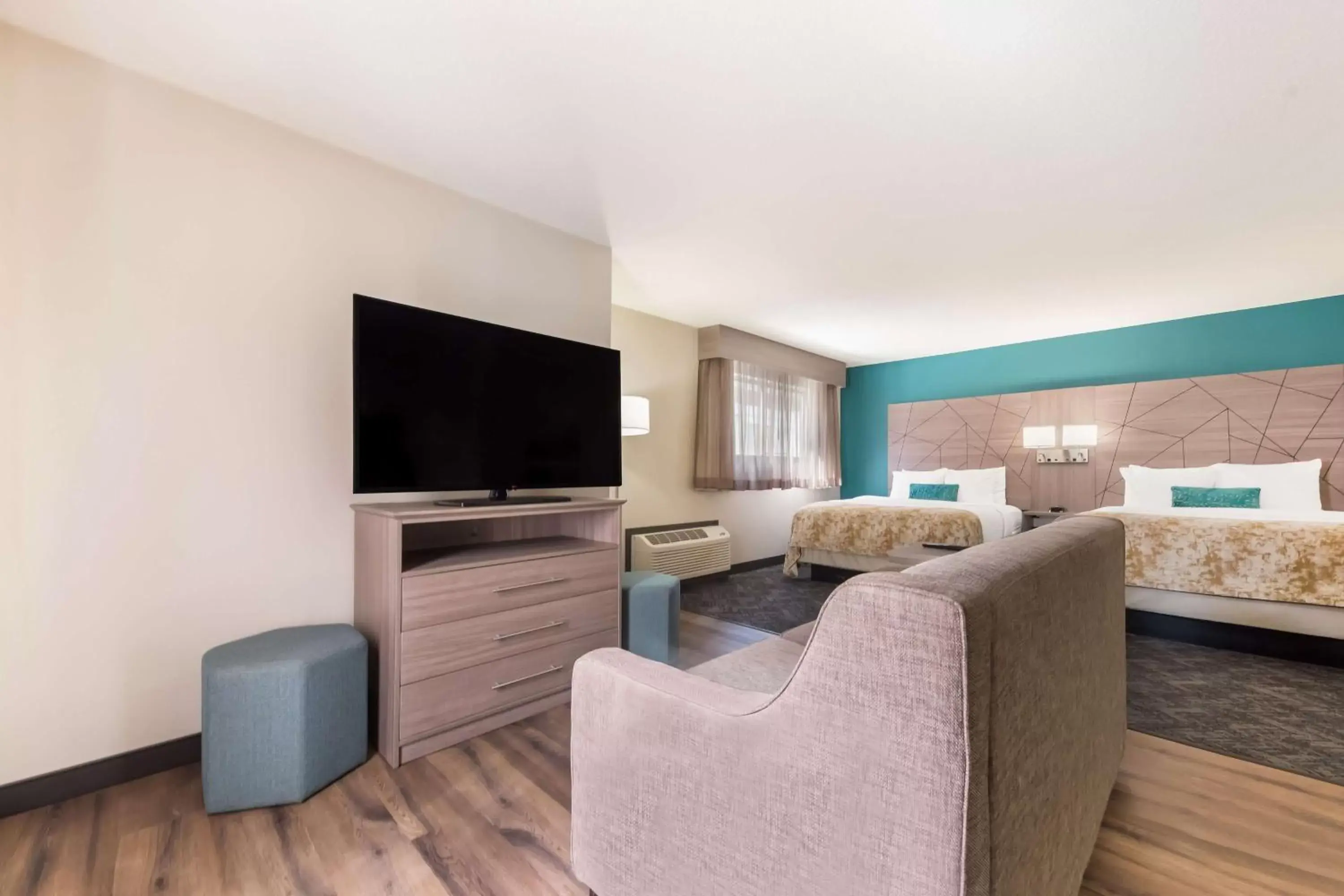 Bedroom, TV/Entertainment Center in Best Western Fishkill Inn & Suites