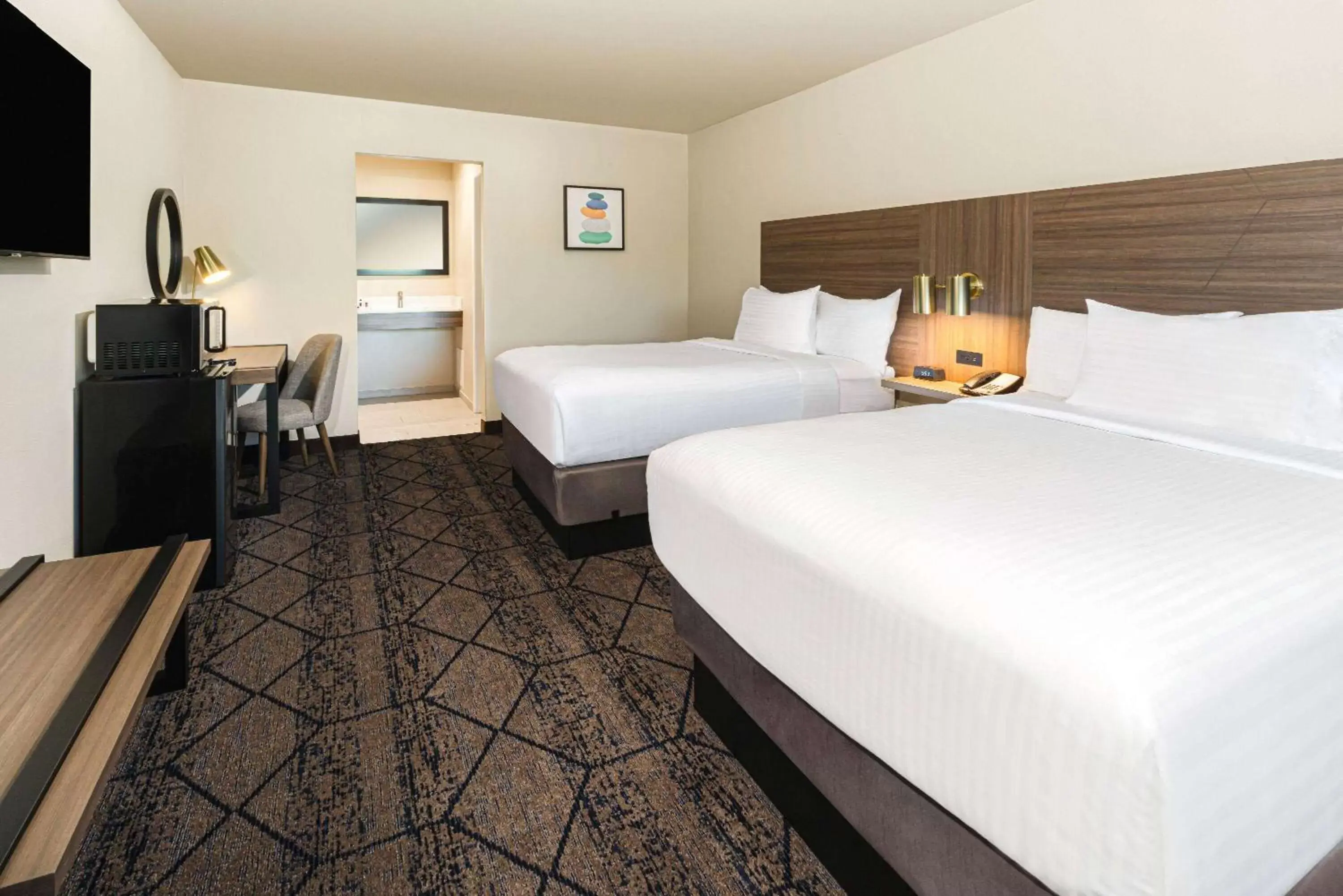 Photo of the whole room, Bed in Ramada by Wyndham Modesto Yosemite Area