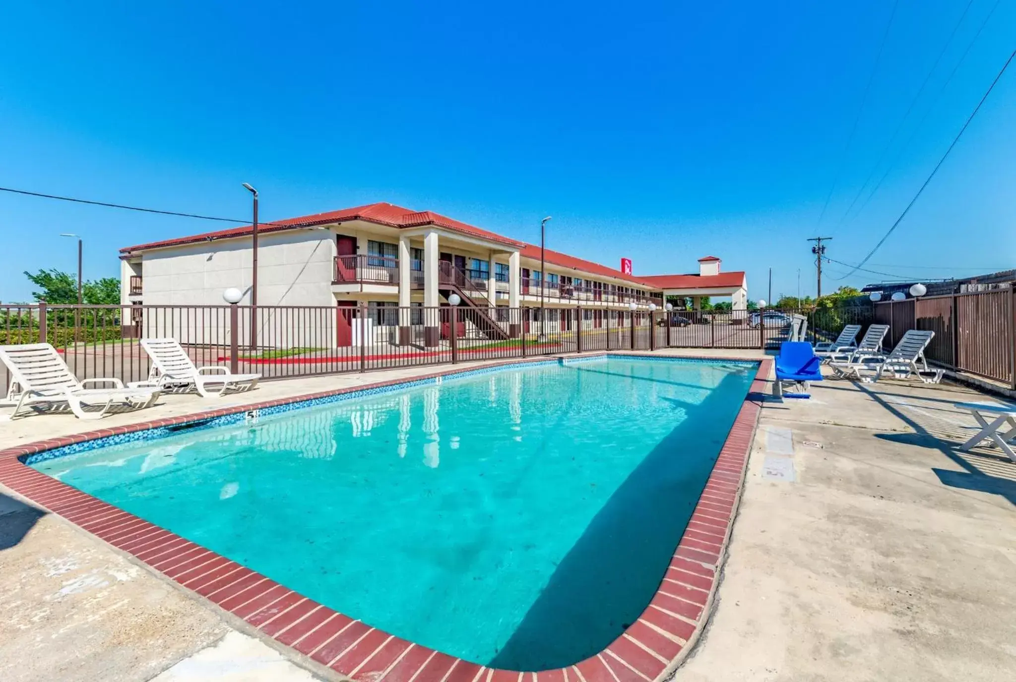 Swimming Pool in Red Roof Inn Dallas - Mesquite Fair Park NE