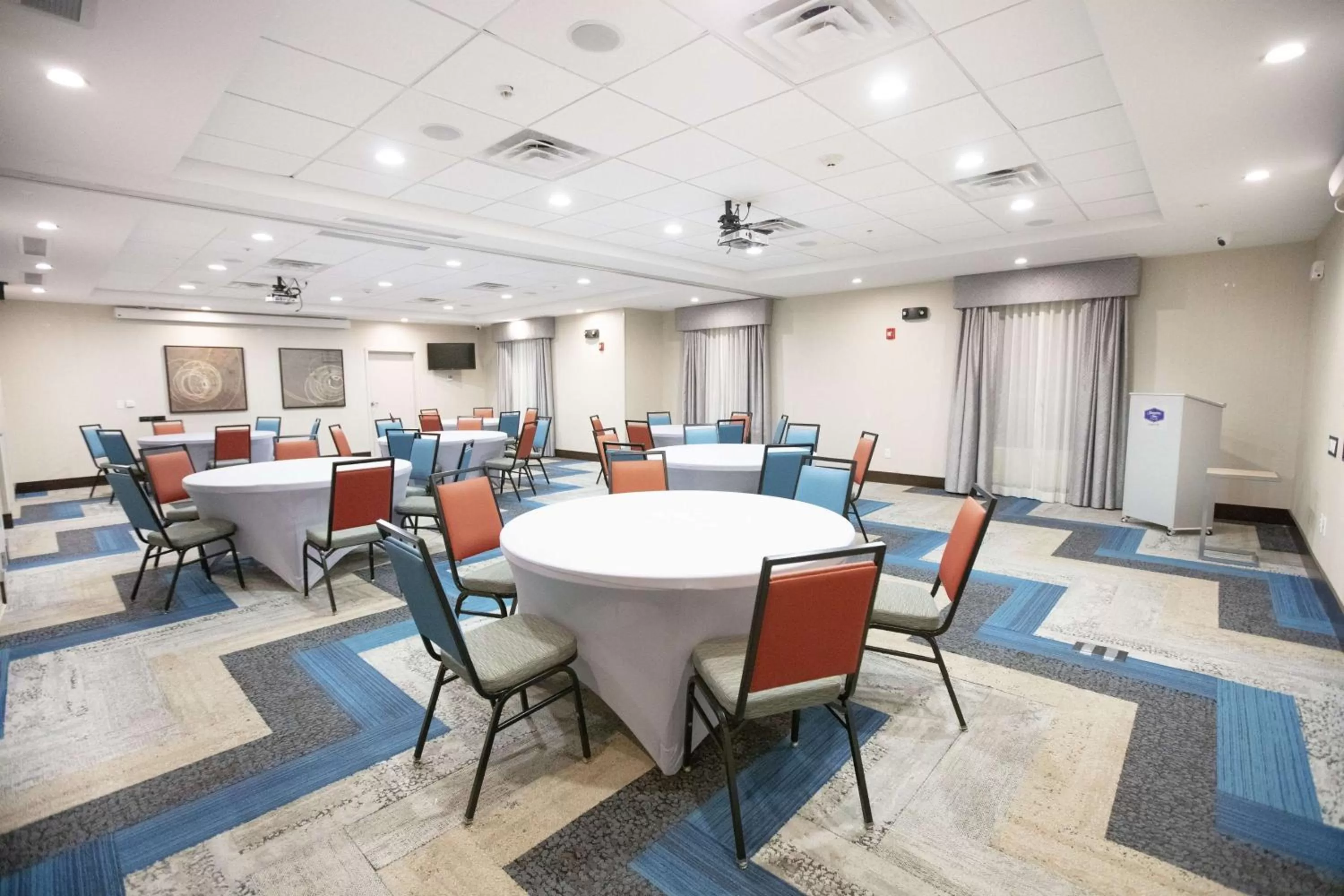 Meeting/conference room in Hampton Inn Toledo Oregon