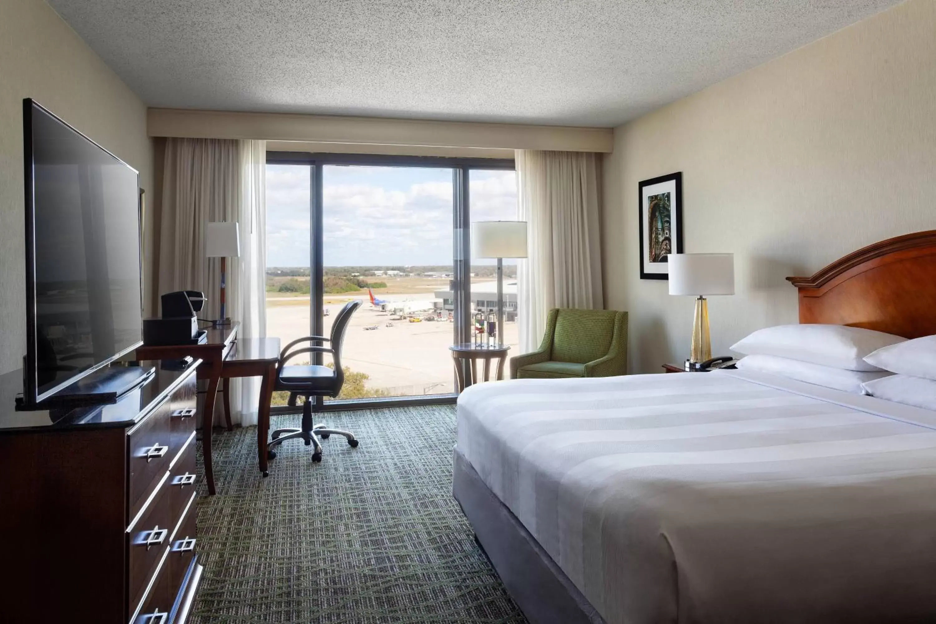 Photo of the whole room in Tampa Airport Marriott