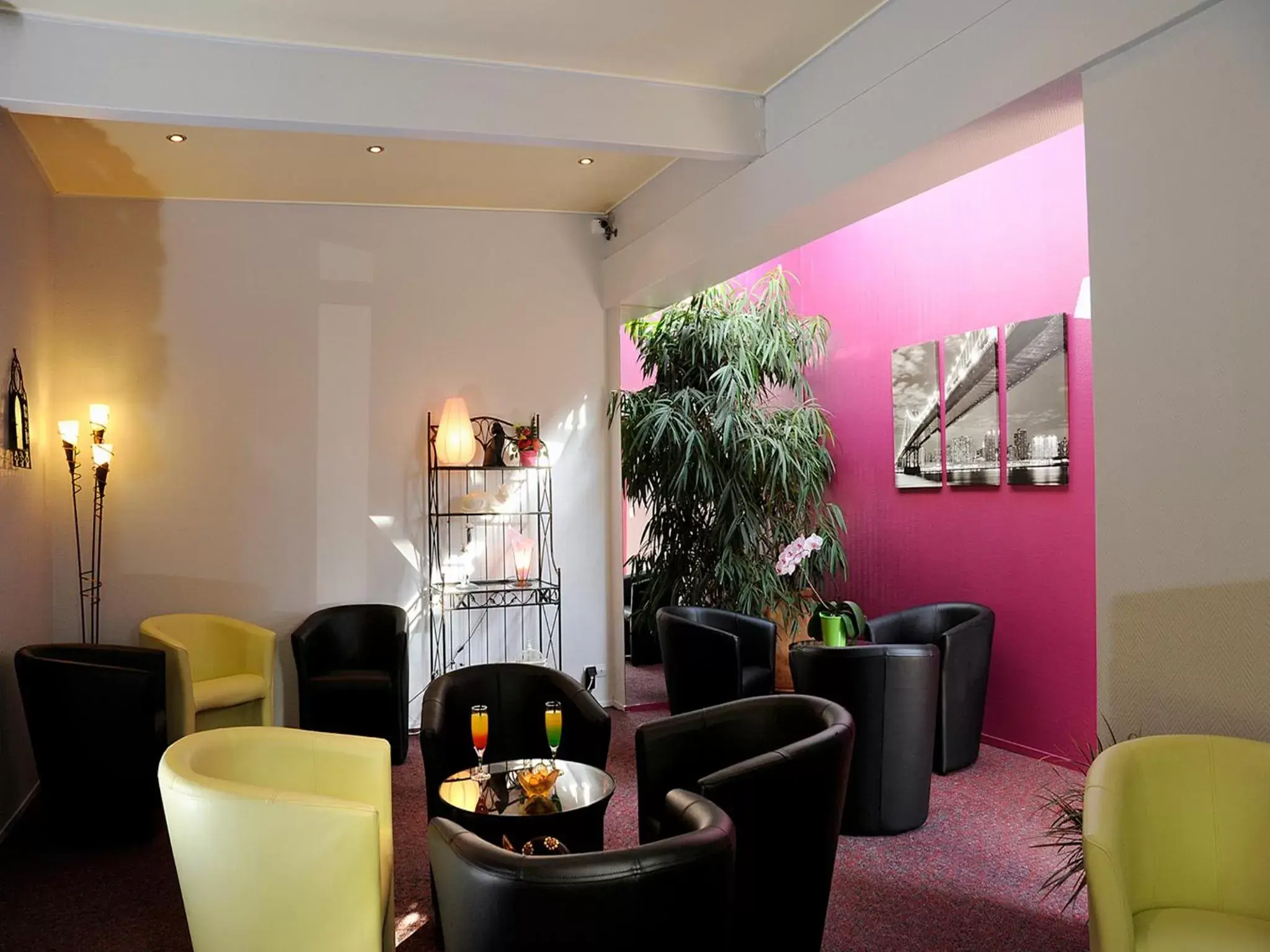 Lounge or bar in Charme Hotel en Beaujolais