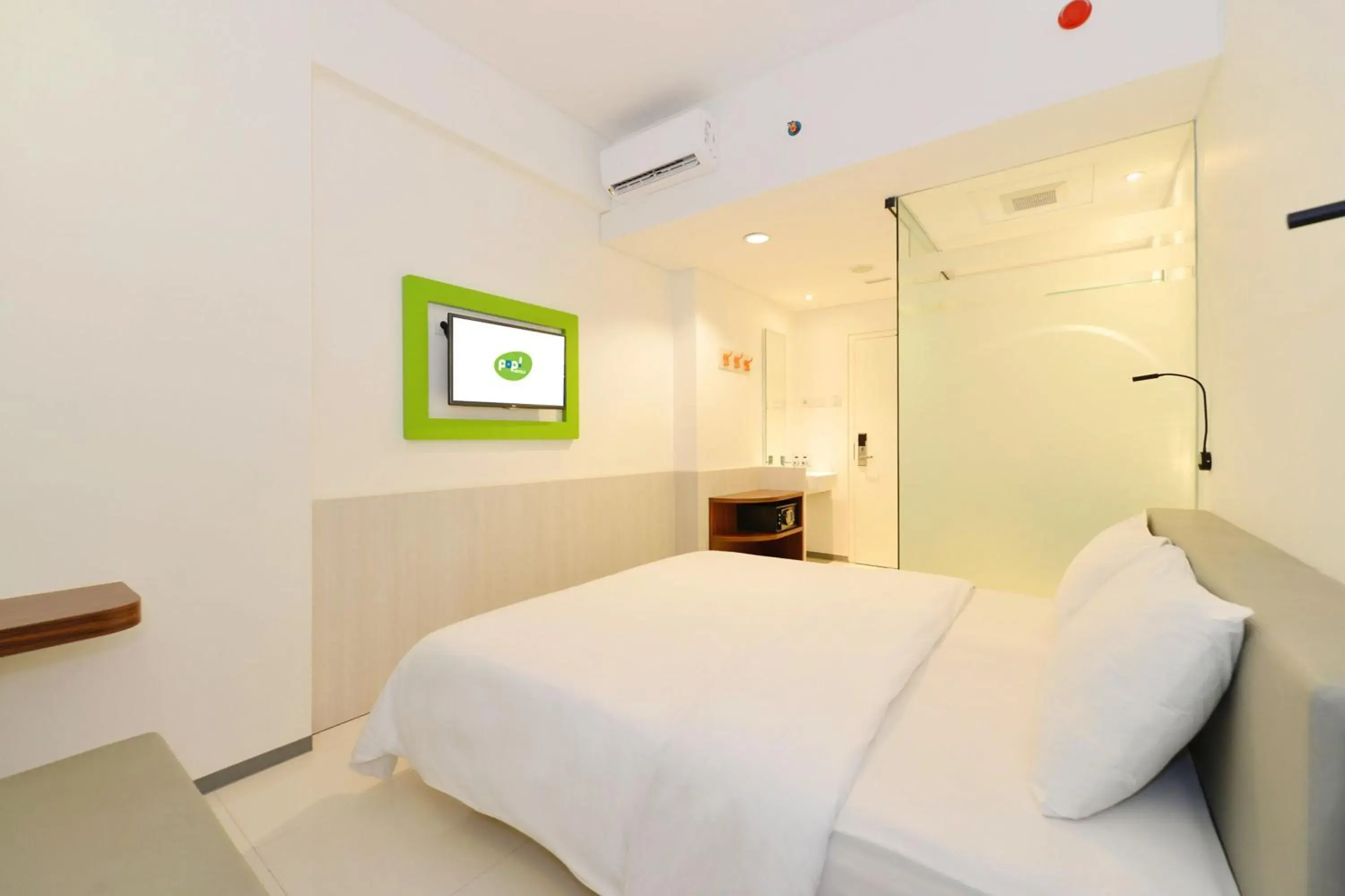 Bedroom, Room Photo in POP Hotel Pasar Baru Jakarta