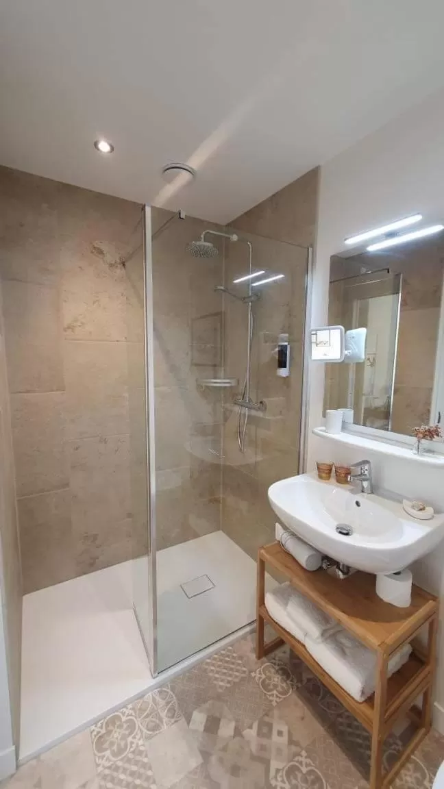 Bathroom in Le Rodin Bazas