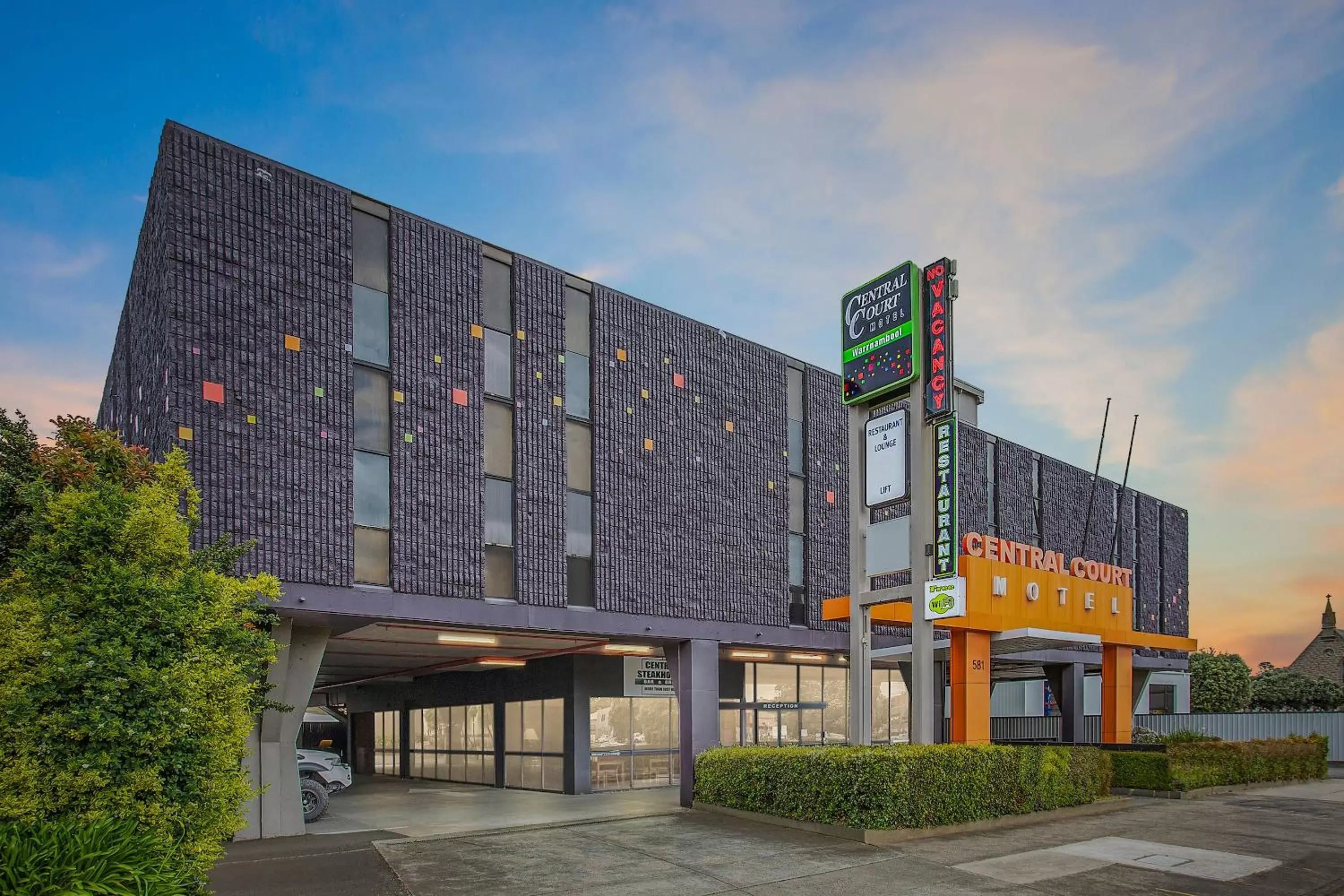 Facade/entrance, Property Building in Central Court Motel Warrnambool