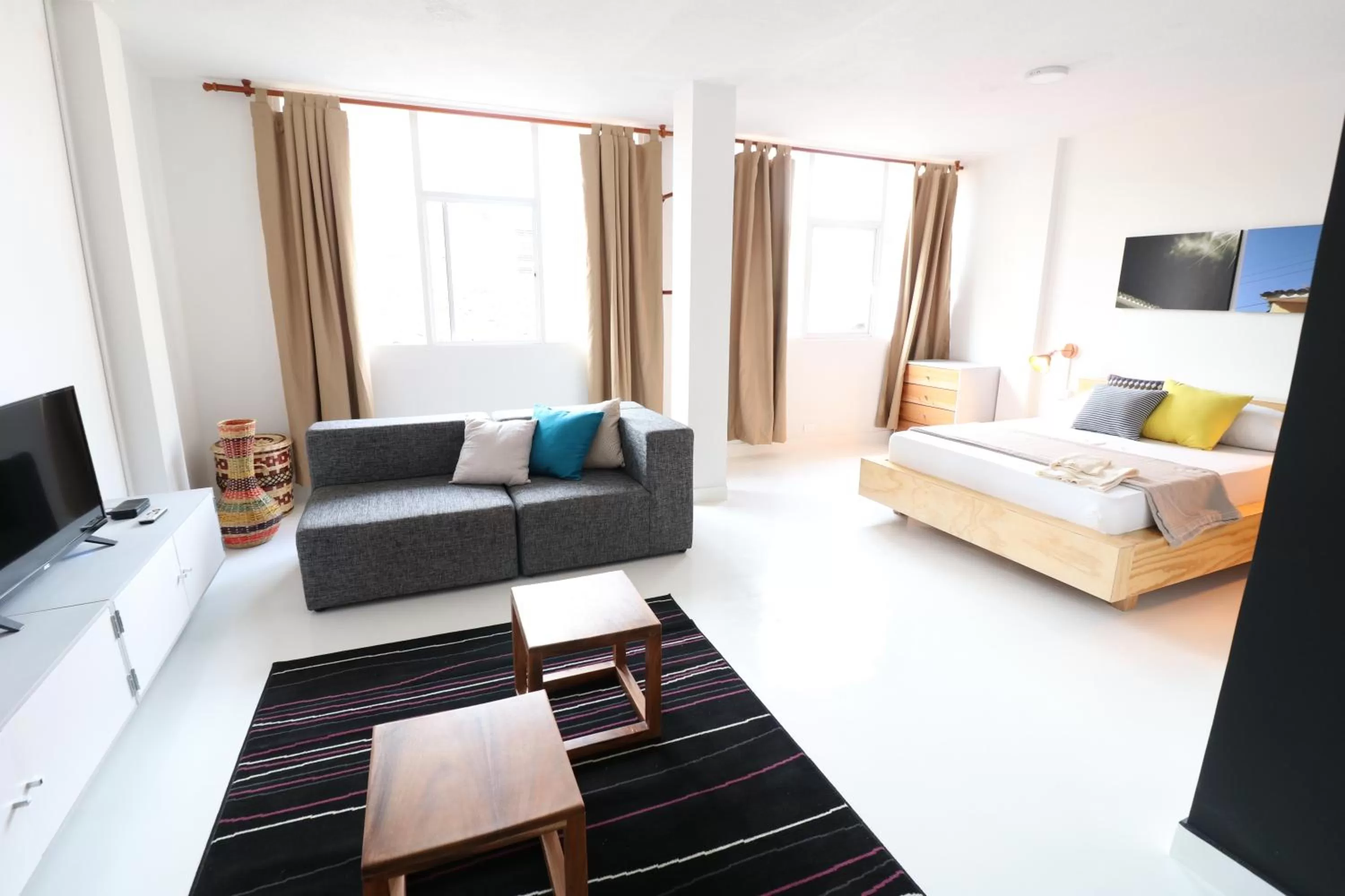 Seating Area in 554 Apartments