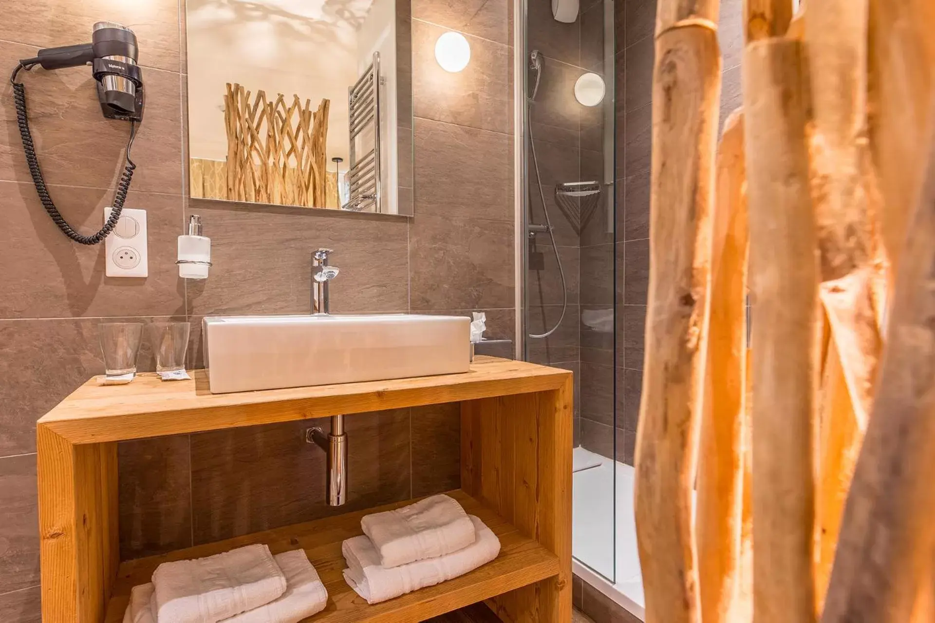 Bathroom in Hôtel des Princes, Chambéry Centre