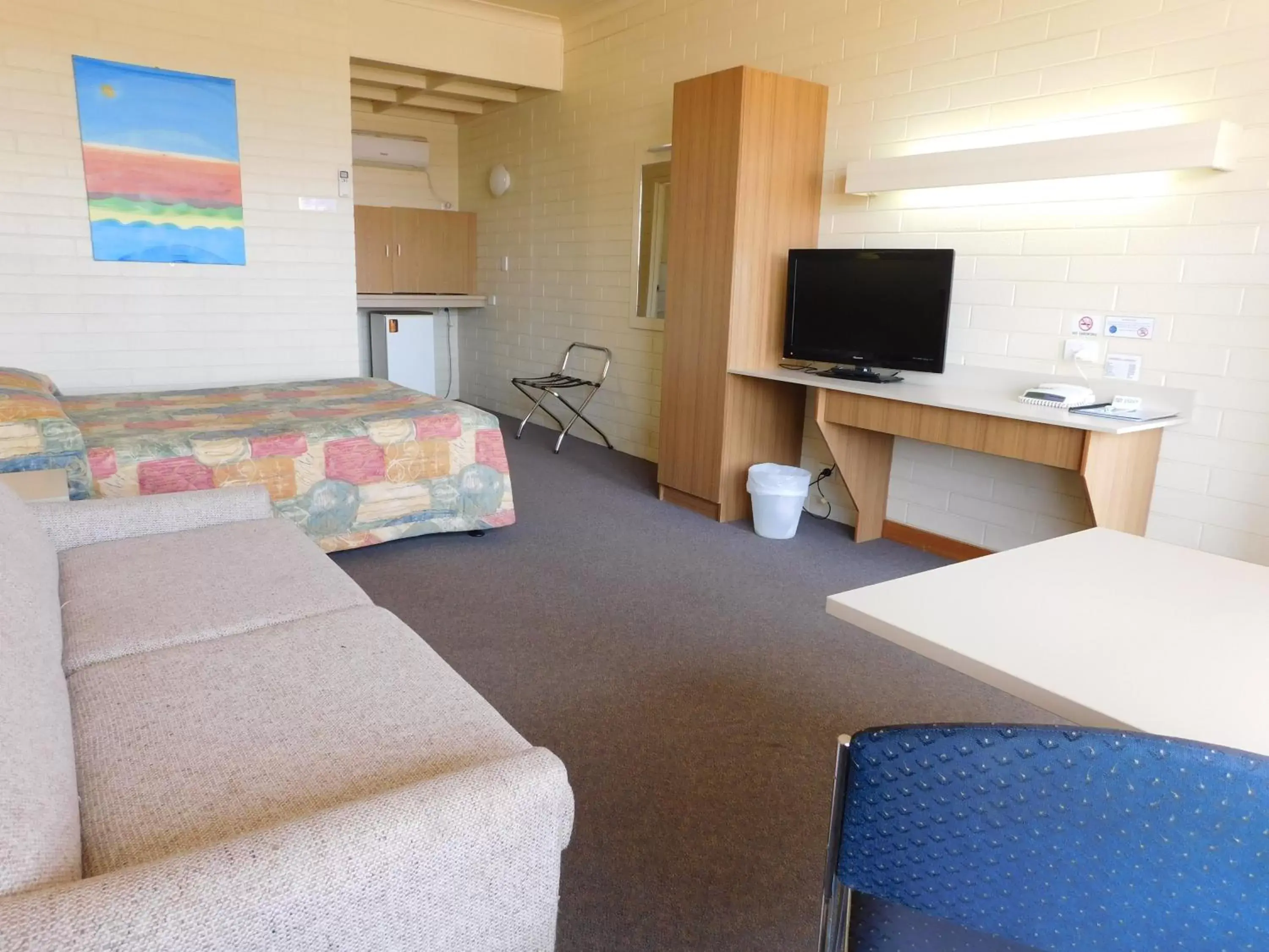 Photo of the whole room, Bed in Opal Inn Hotel, Motel, Caravan Park