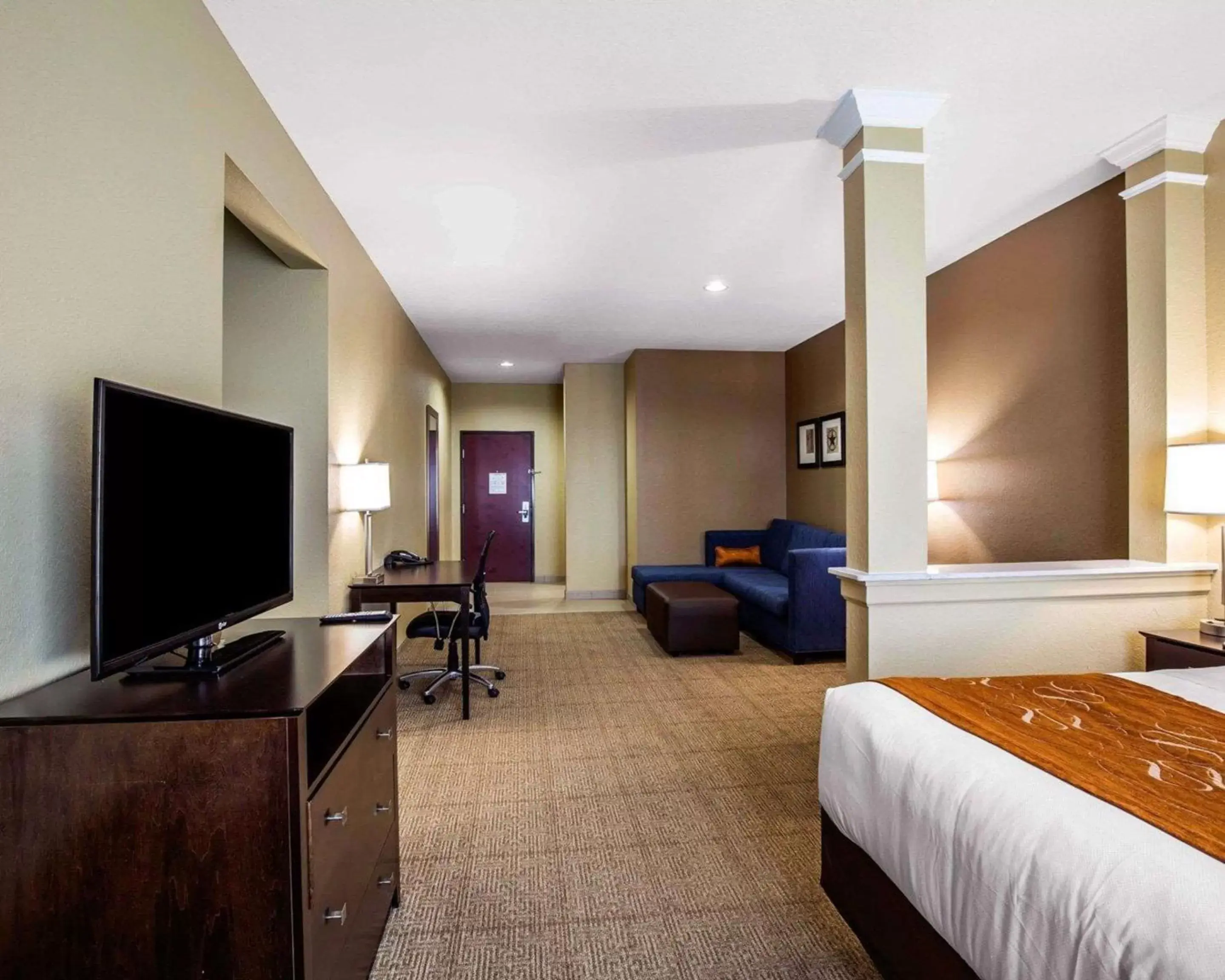 Photo of the whole room, TV/Entertainment Center in Comfort Suites Houston Northwest Cy-Fair