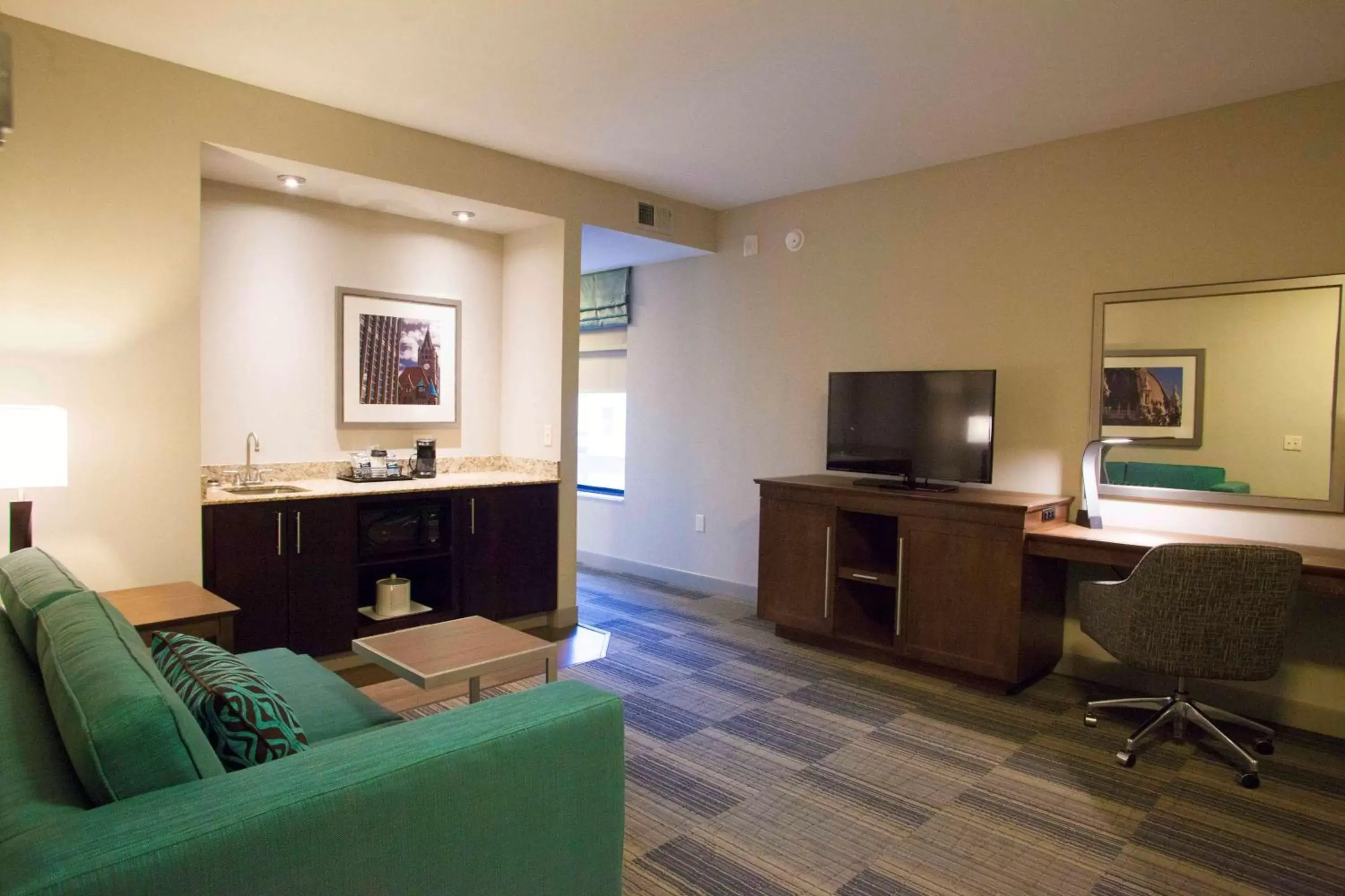 Bed, Seating Area in Hampton Inn & Suites St. Paul Downtown