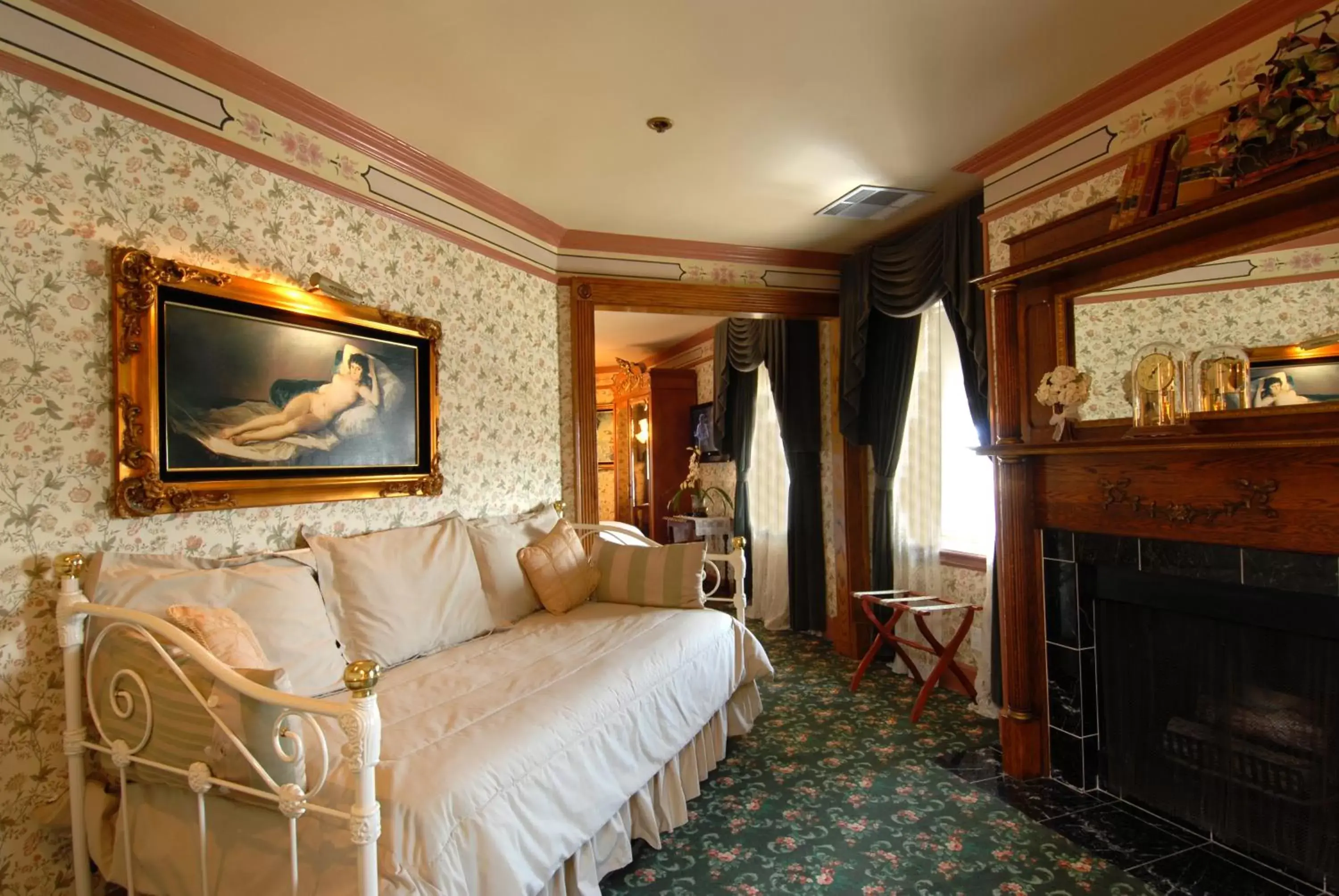 Bed, Seating Area in Doryman's Oceanfront Inn