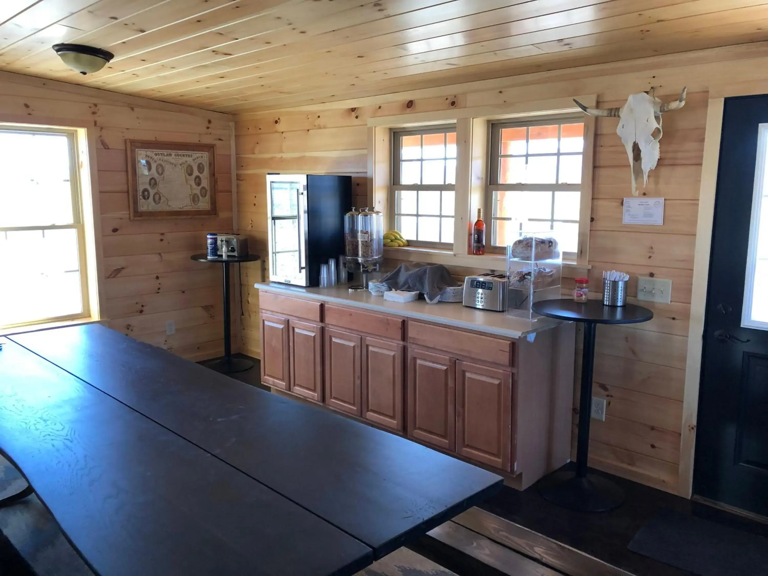 Lobby or reception, Kitchen/Kitchenette in The Riverside Ranch Motel and RV Park