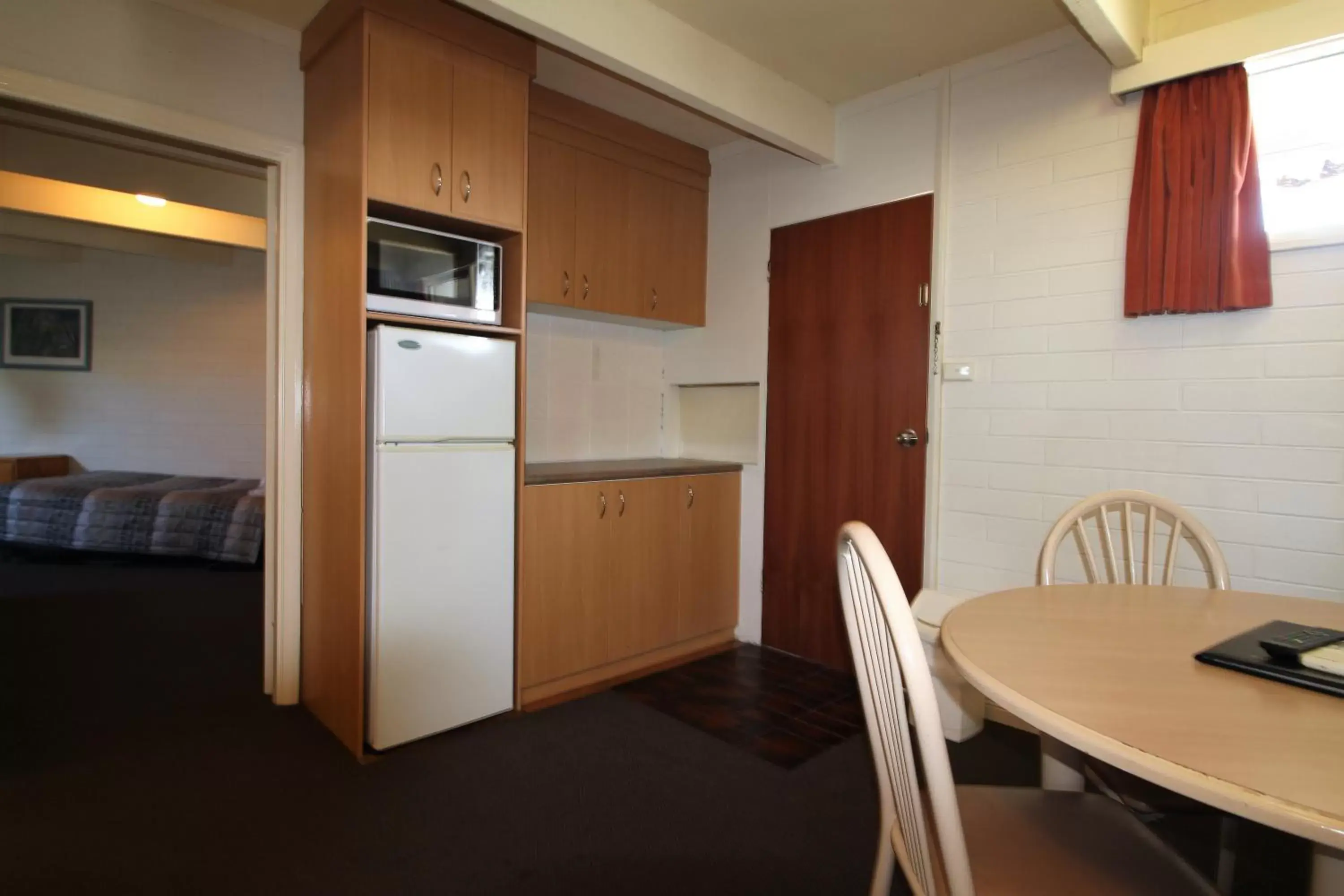 Kitchen/Kitchenette in Cobram Colonial Motor Inn