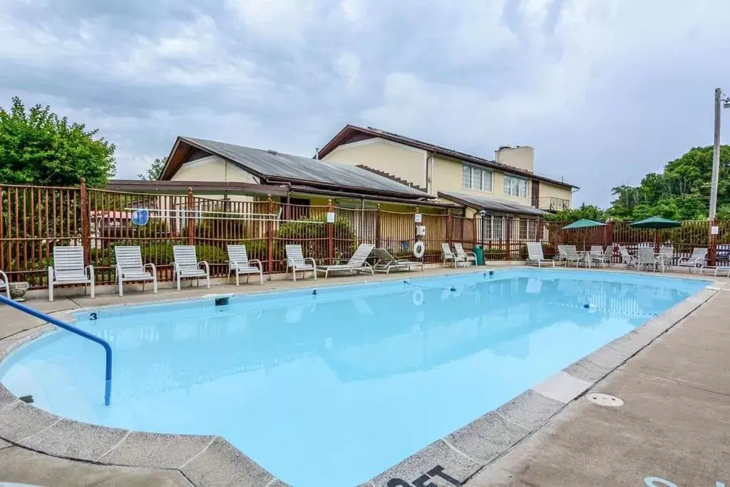 Swimming pool, Property Building in Baymont by Wyndham Front Royal Near Shenandoah National Park