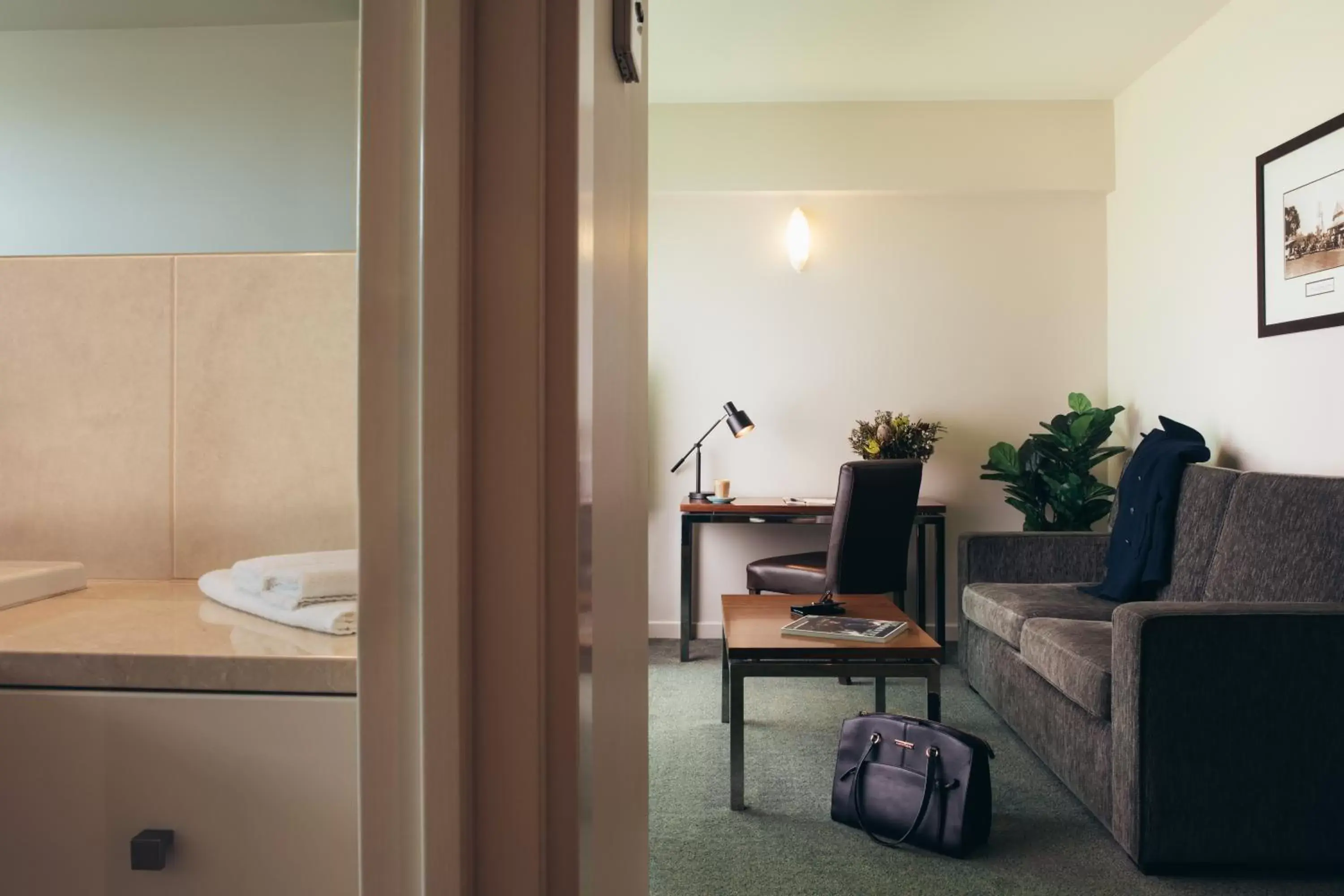 Living room, Bathroom in Port Lincoln Hotel