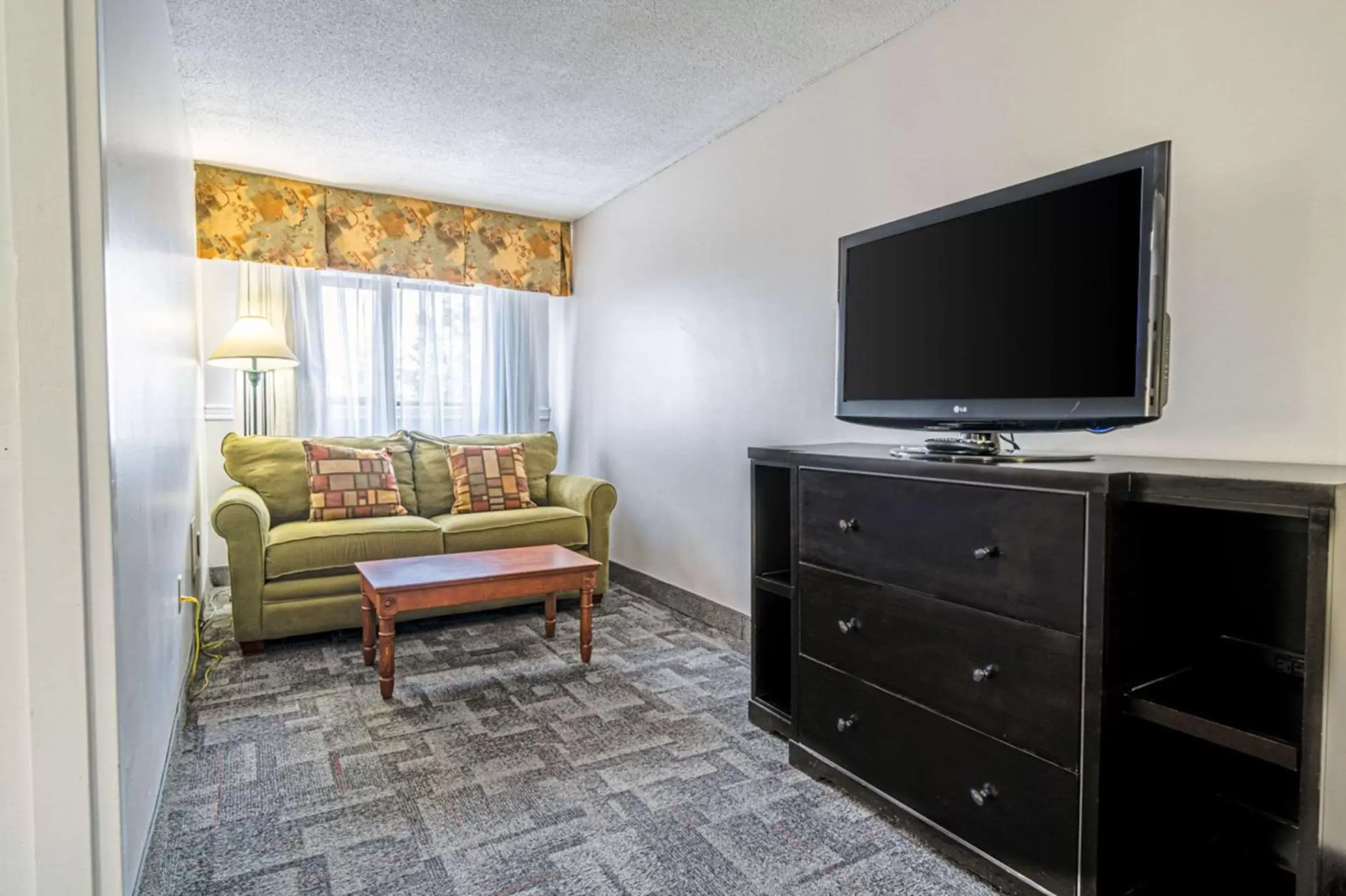 Photo of the whole room, TV/Entertainment Center in Quality Inn Halifax Airport