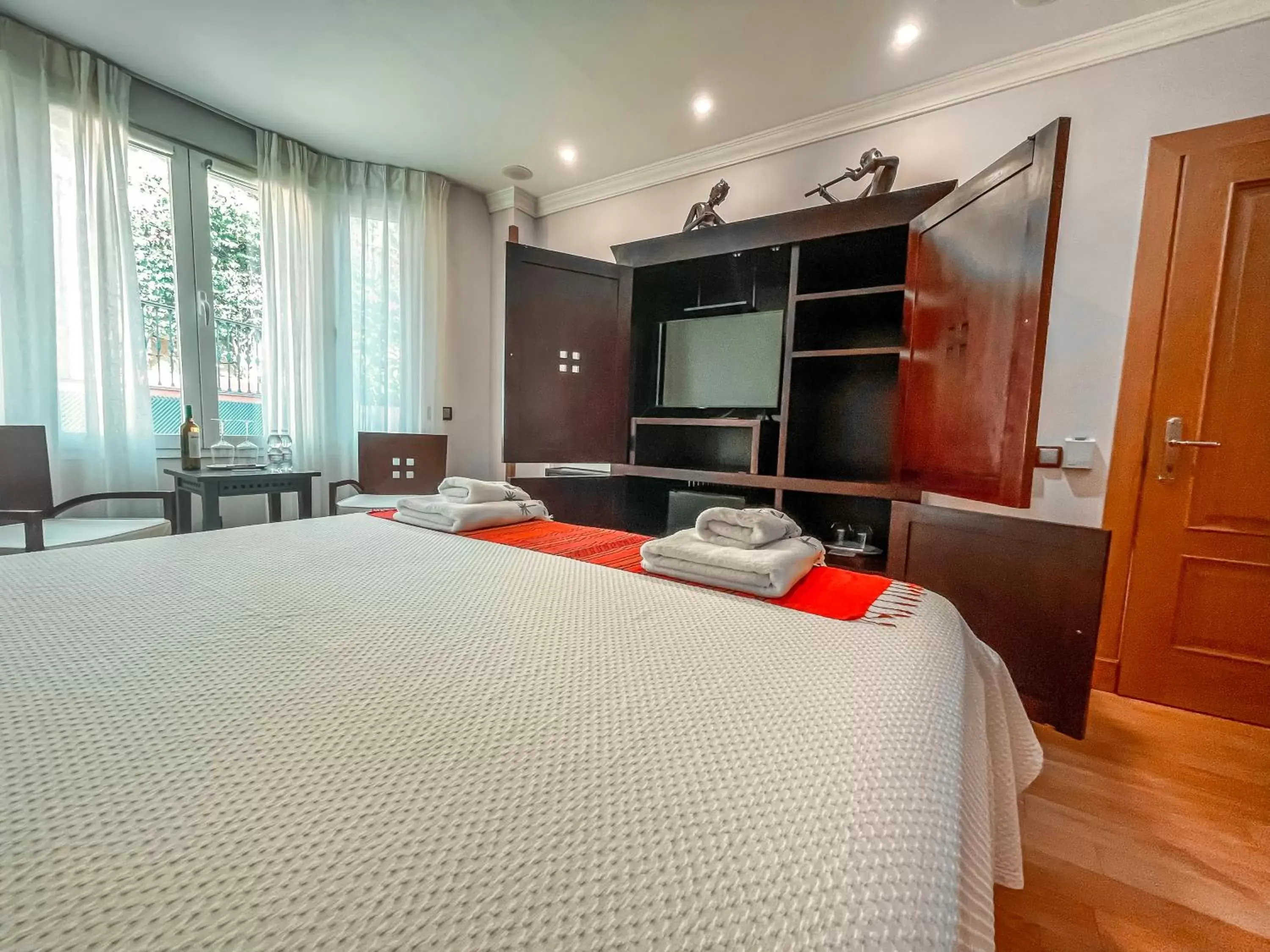 TV and multimedia, Bed in The Marbella Heights Boutique Hotel