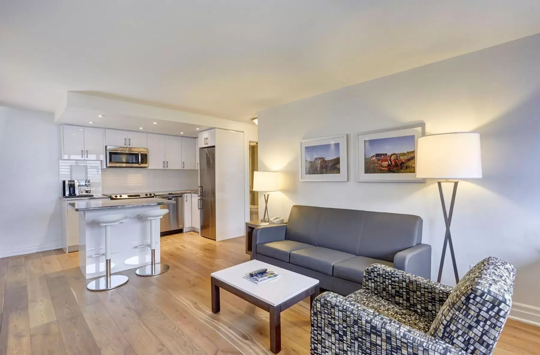 Kitchen or kitchenette, Seating Area in Town Inn Suites Hotel