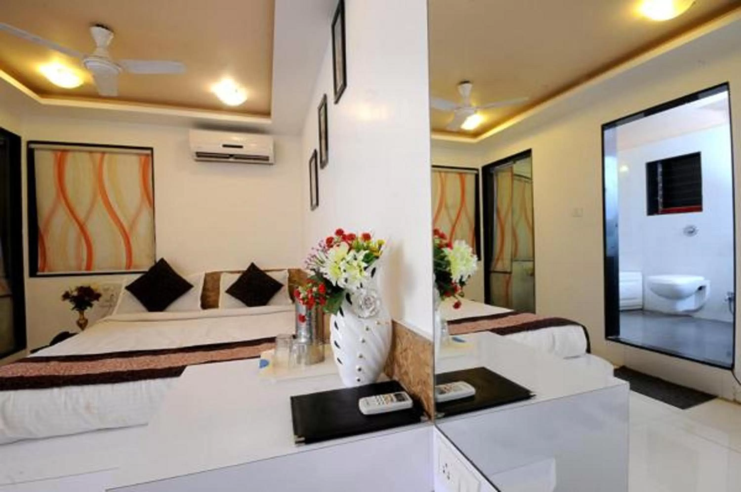 TV and multimedia in Hotel Vyankatesh & Pure Veg Restaurant