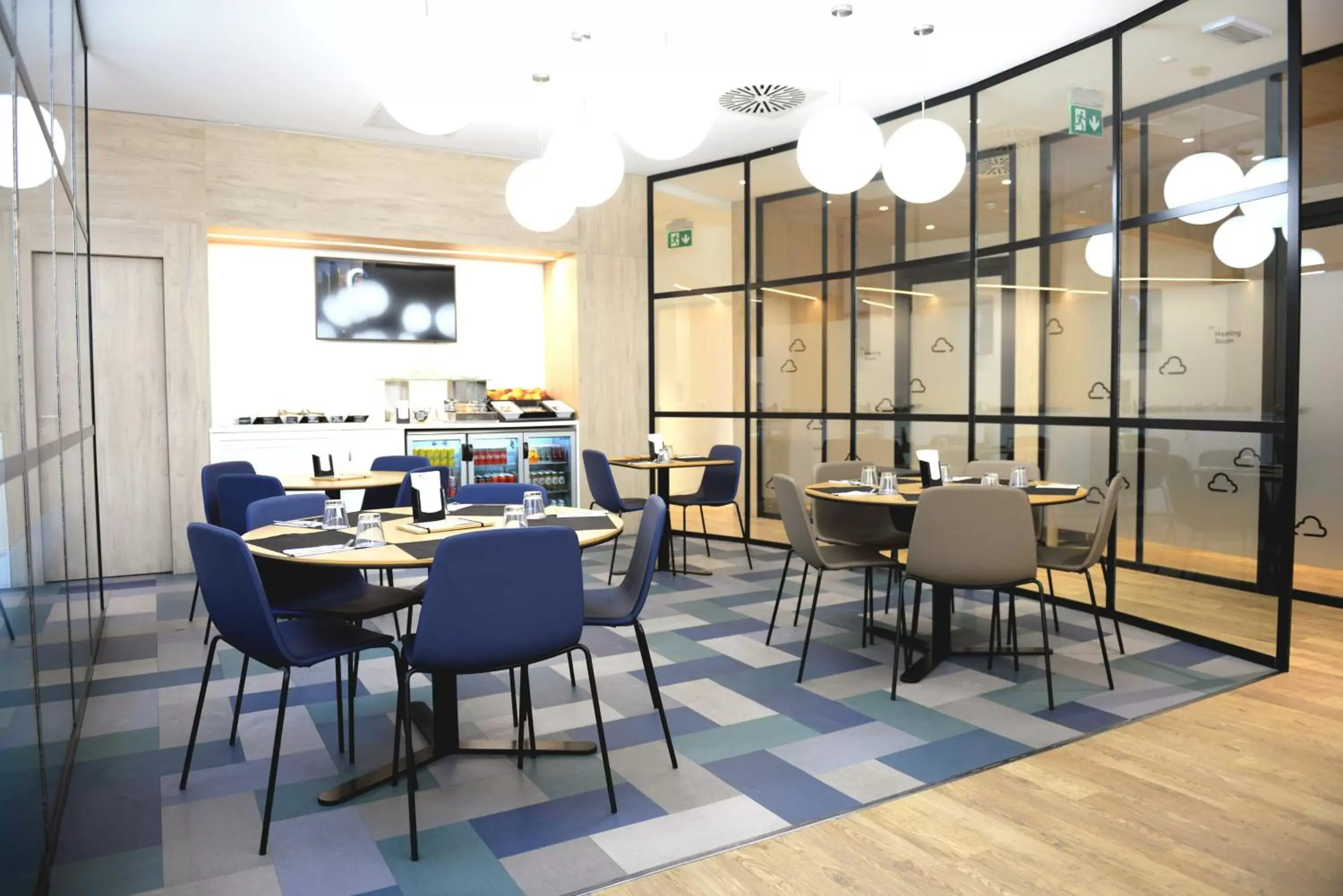 Restaurant/Places to Eat in Air Rooms Rome Airport by HelloSky