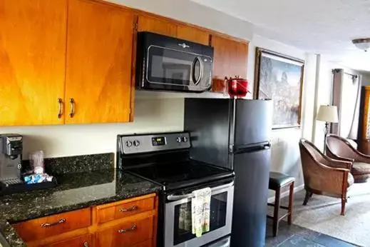 Kitchen/Kitchenette in Silverton Inn & Suites