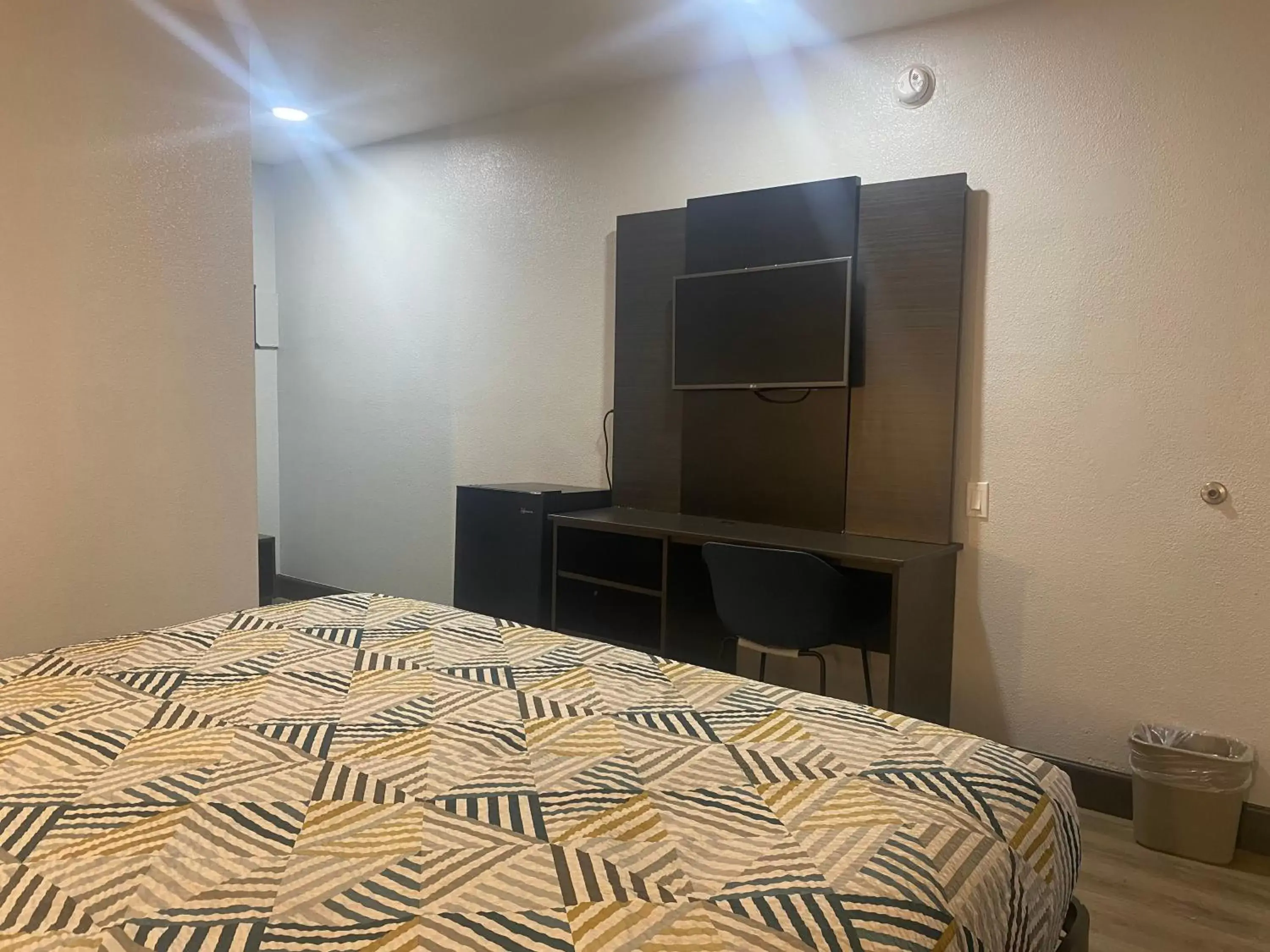 Bedroom, TV/Entertainment Center in Motel 6-San Bernardino, CA - South